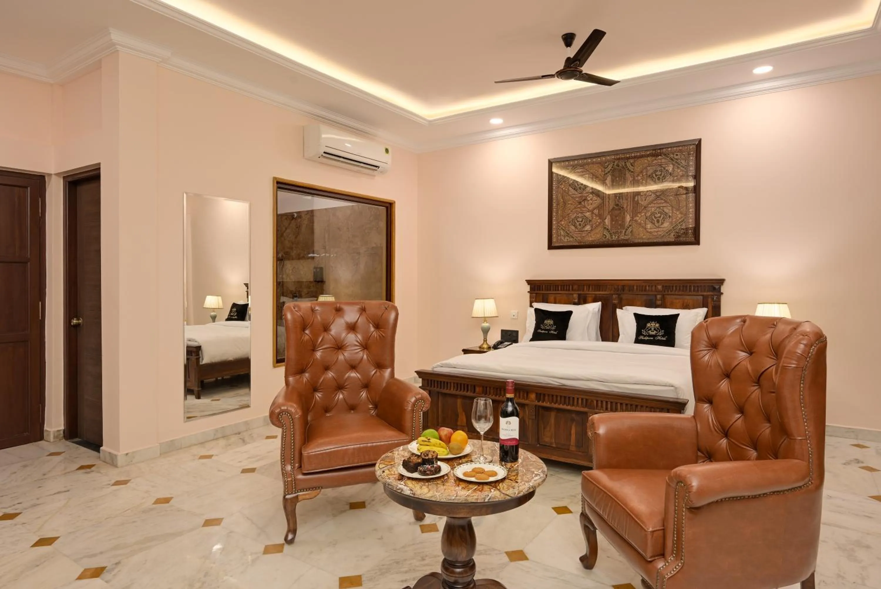 Photo of the whole room, Bed in Shahpura Barliyas House