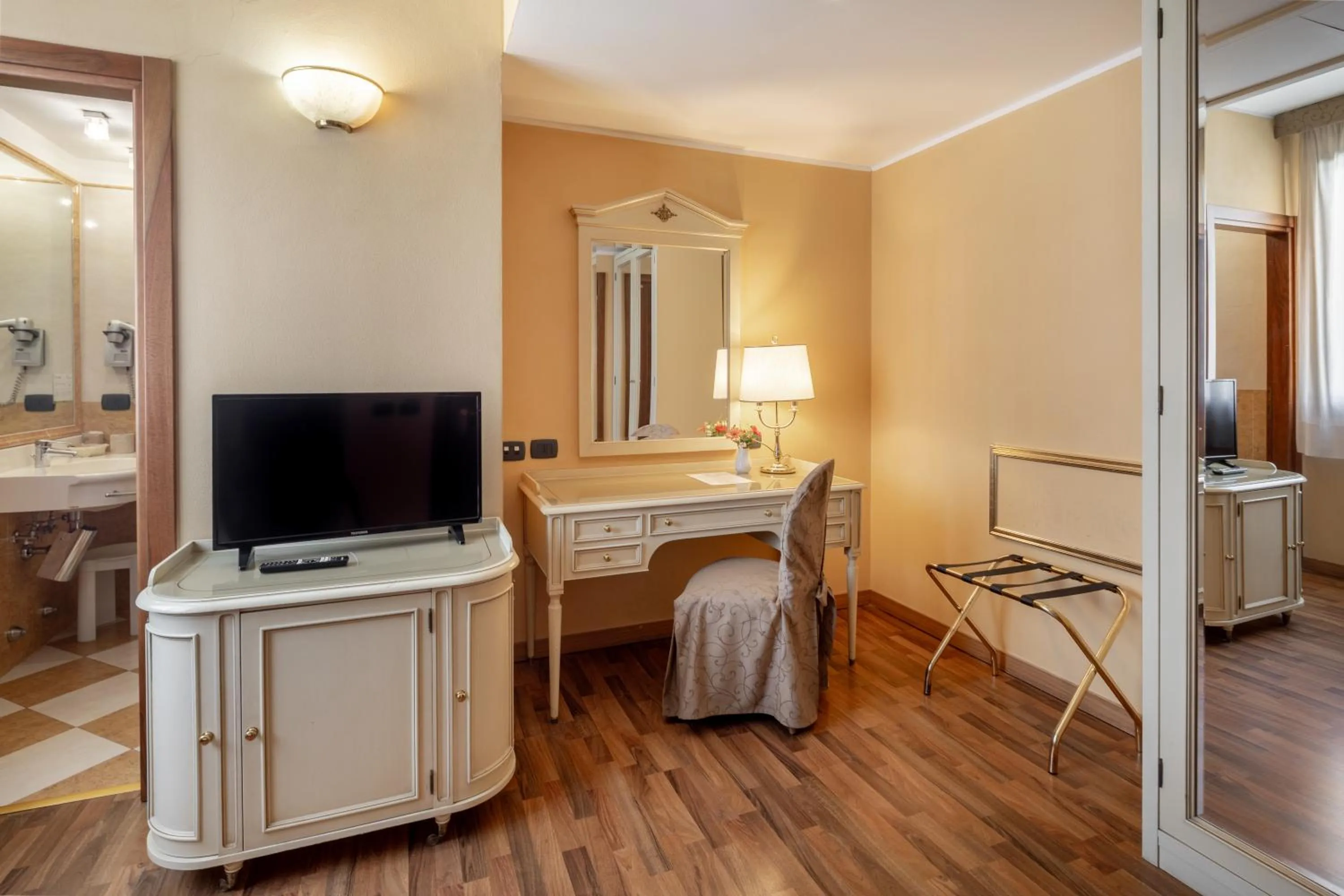 TV and multimedia, Bed in Hotel Lucrezia Borgia