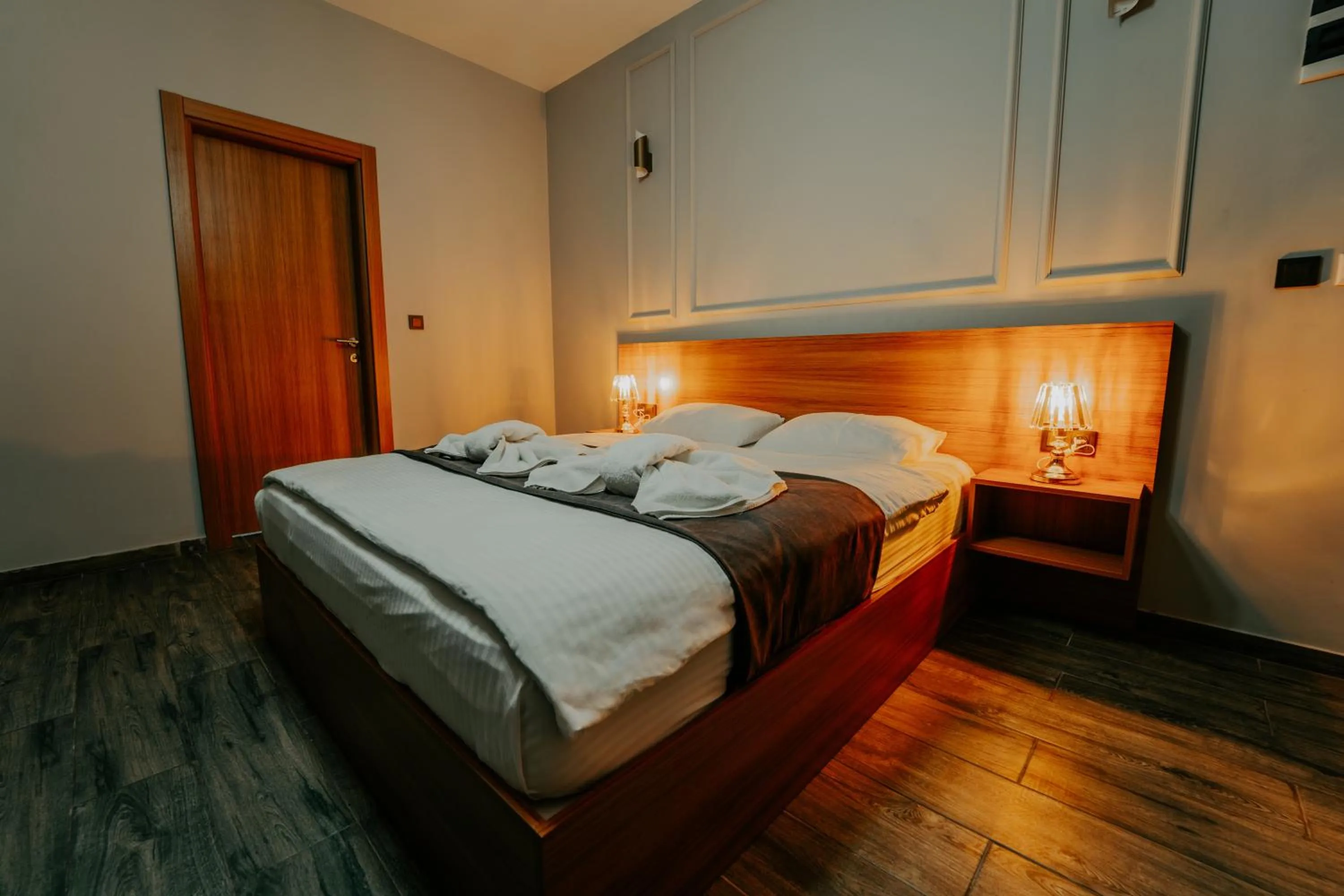 Photo of the whole room, Bed in Grand Quars Hotel