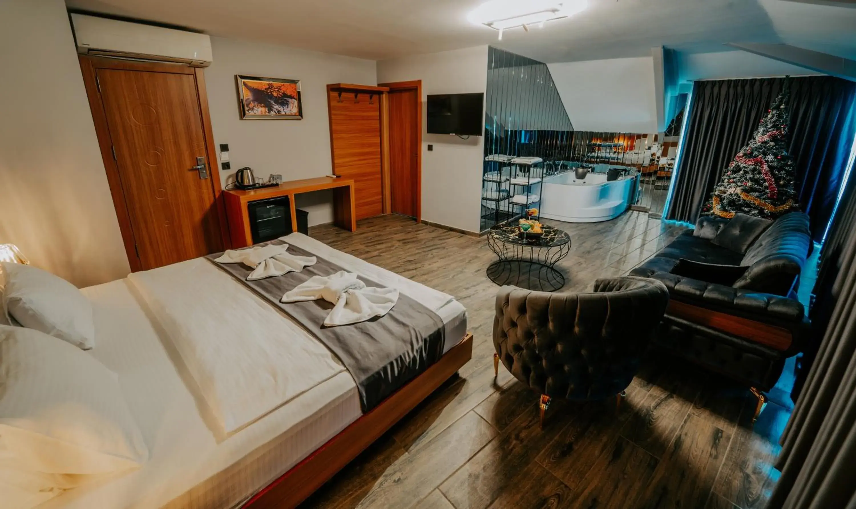 Deluxe Double Room with Bath in Grand Quars Hotel Deluxe Double Room with Bath in Grand Quars Hotel