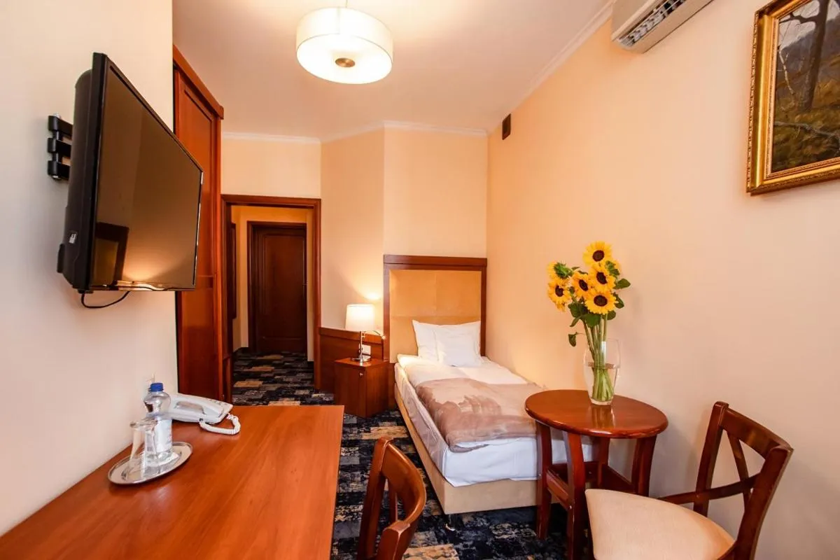 Photo of the whole room in Hotel Hubertus Rzeszów