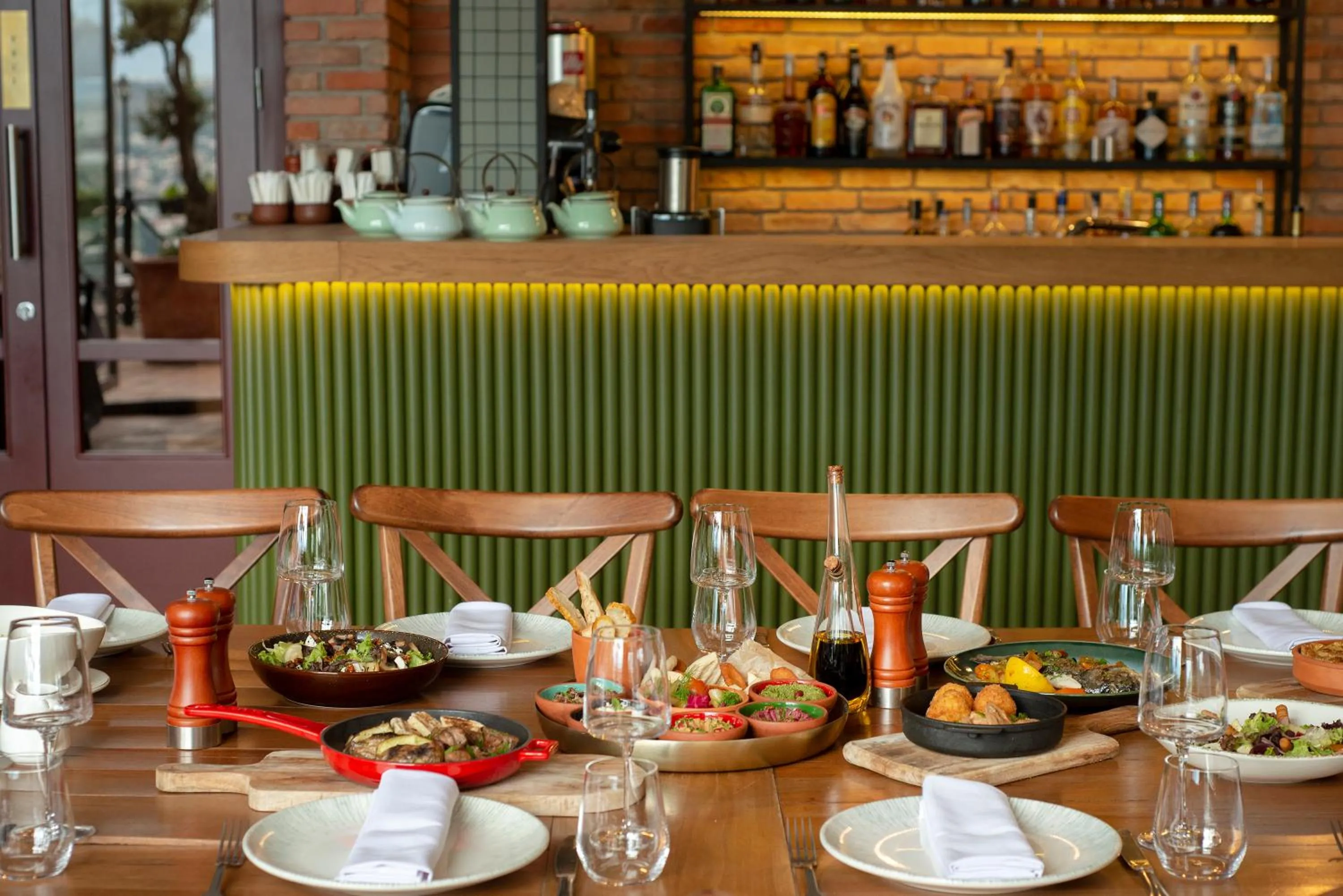 Restaurant/places to eat in GINGER Hotel