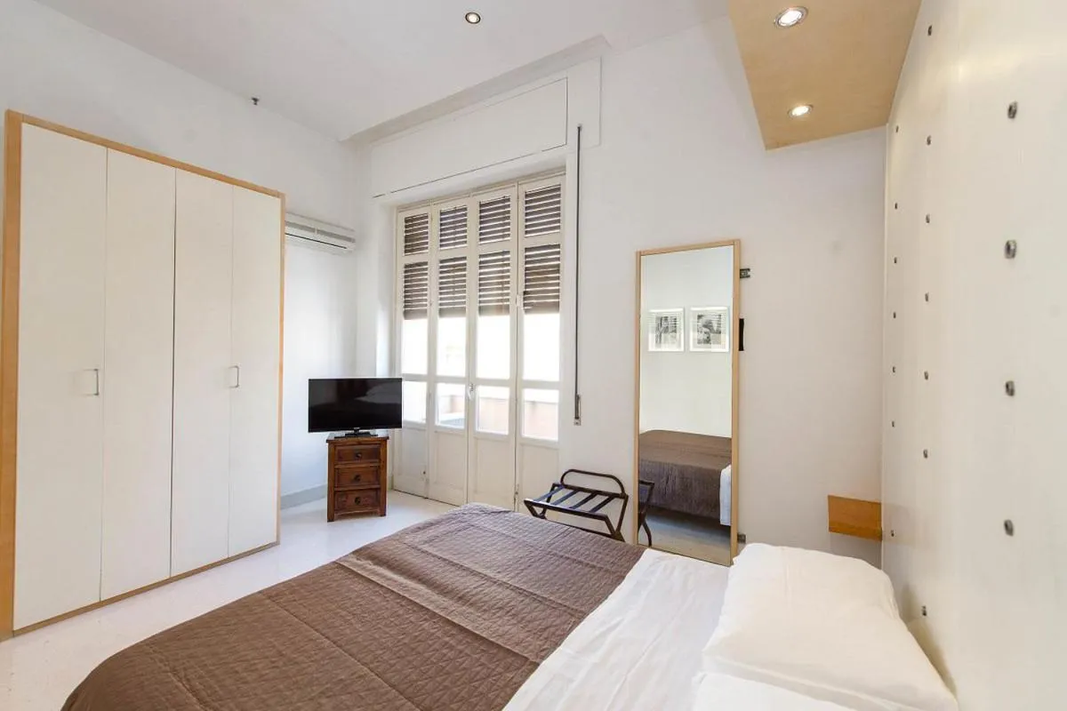 Photo of the whole room, Bed in Residence Arco Antico