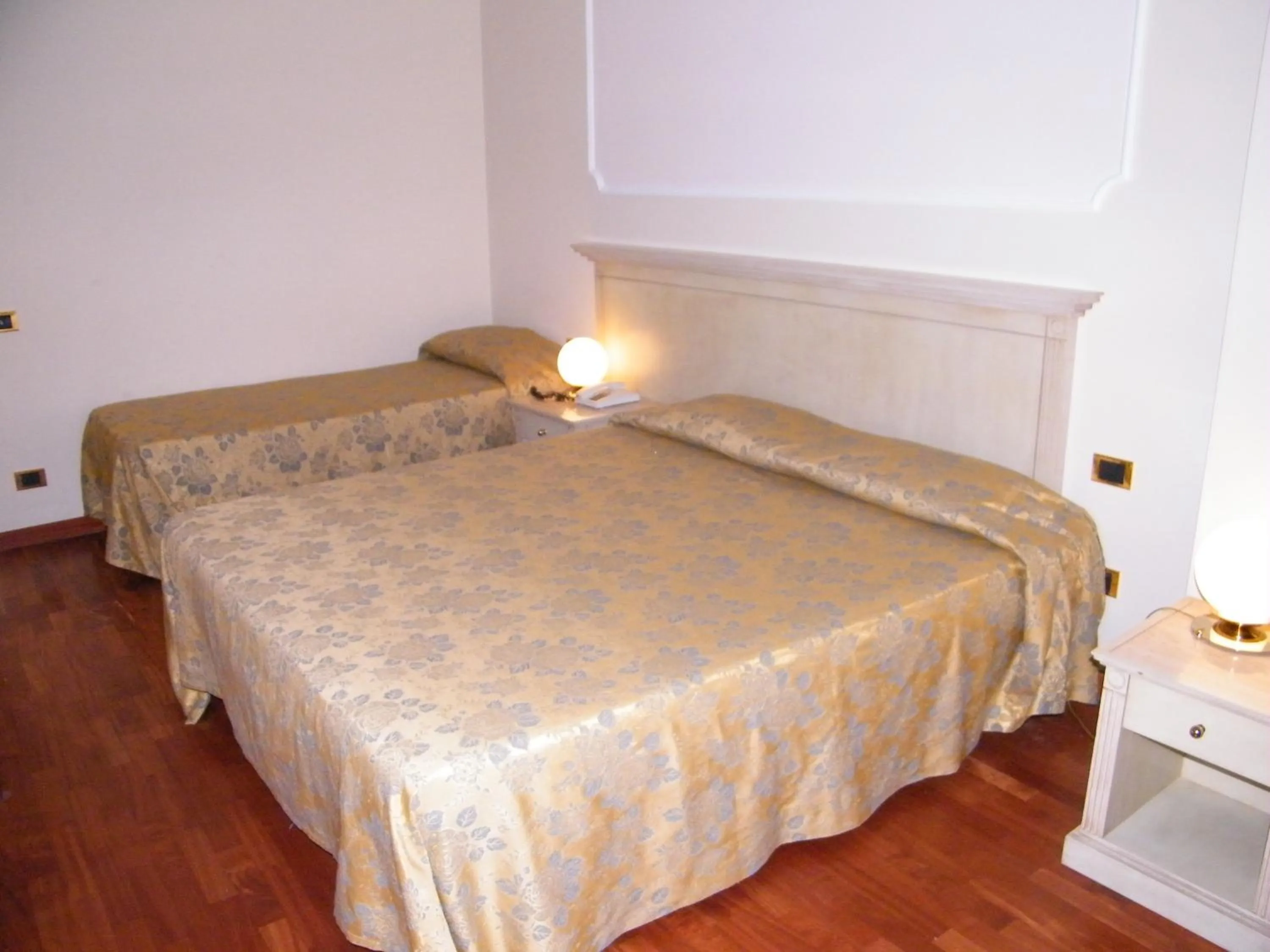 Shower, Bed in Hotel Villa Medici