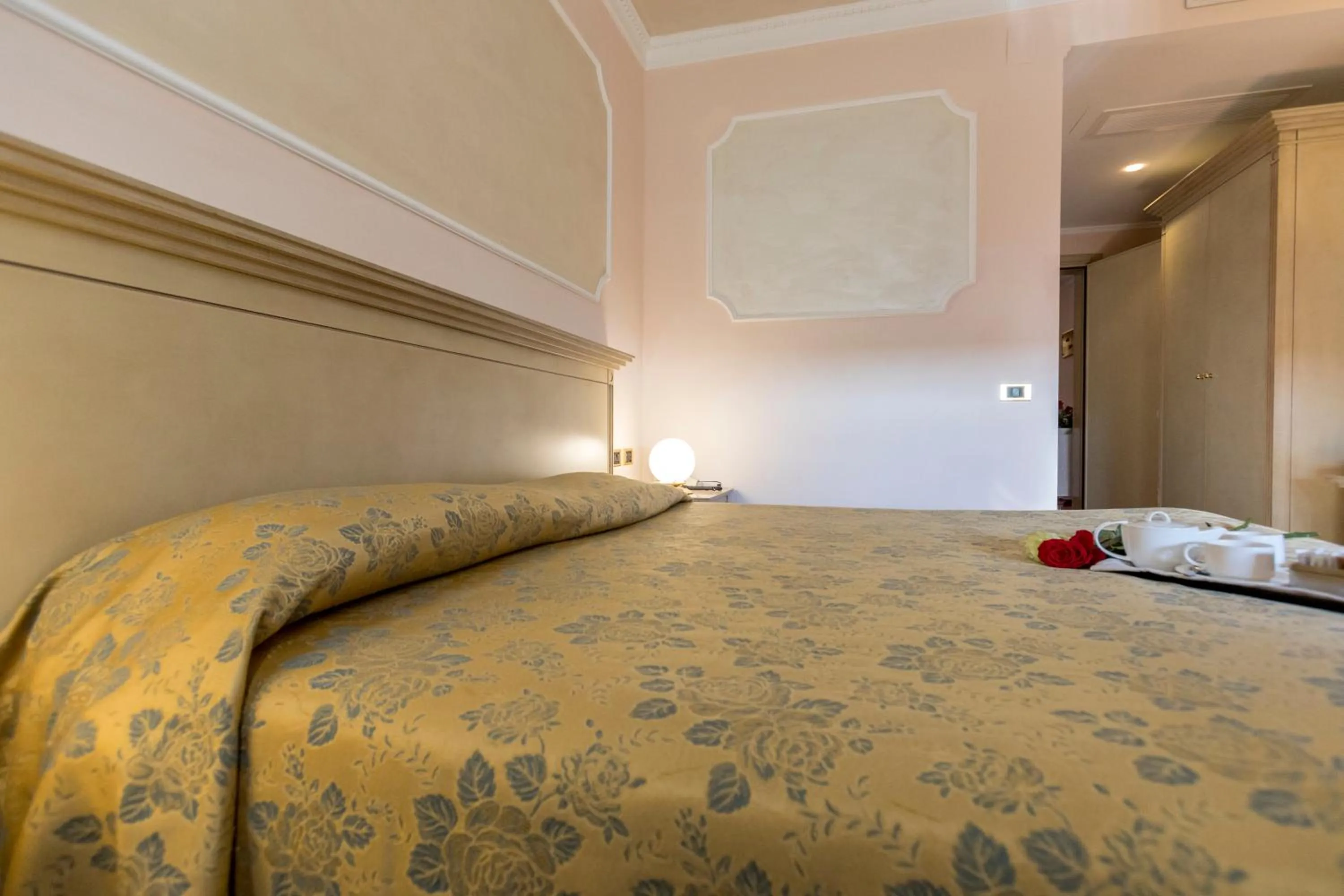 Property building, Bed in Hotel Villa Medici