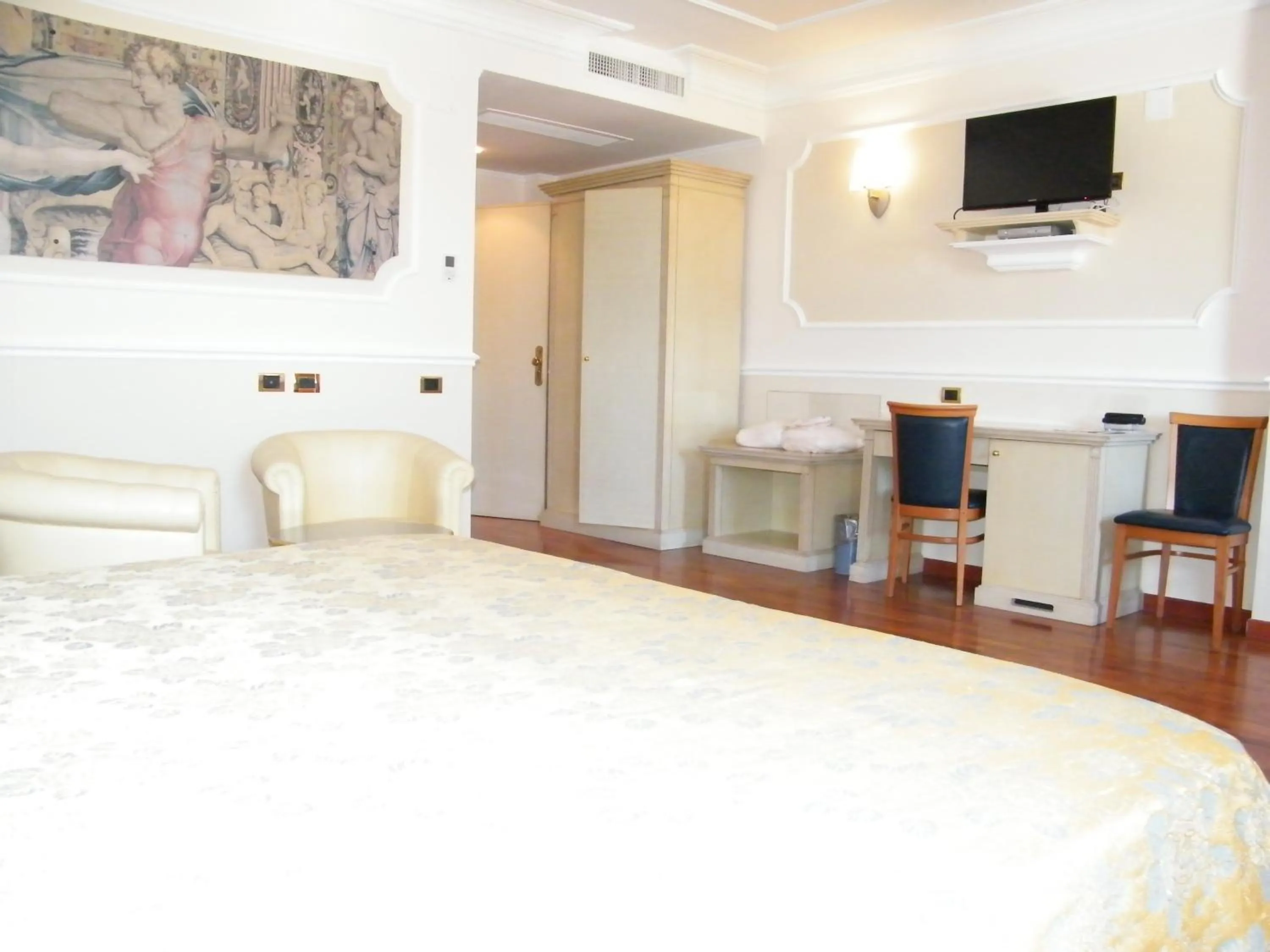 Photo of the whole room, Bed in Hotel Villa Medici