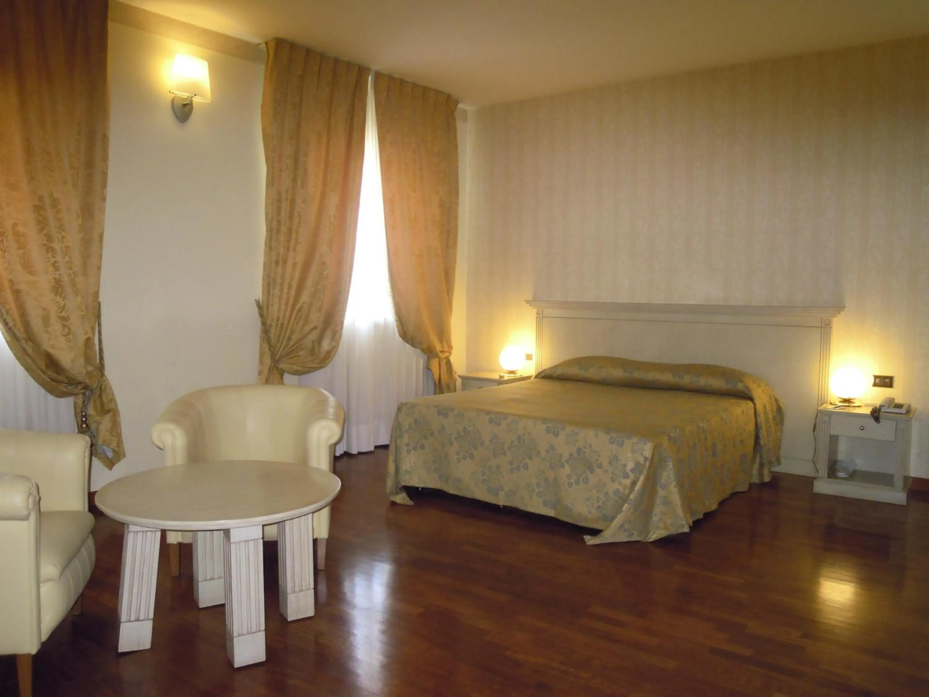 Photo of the whole room, Bed in Hotel Villa Medici
