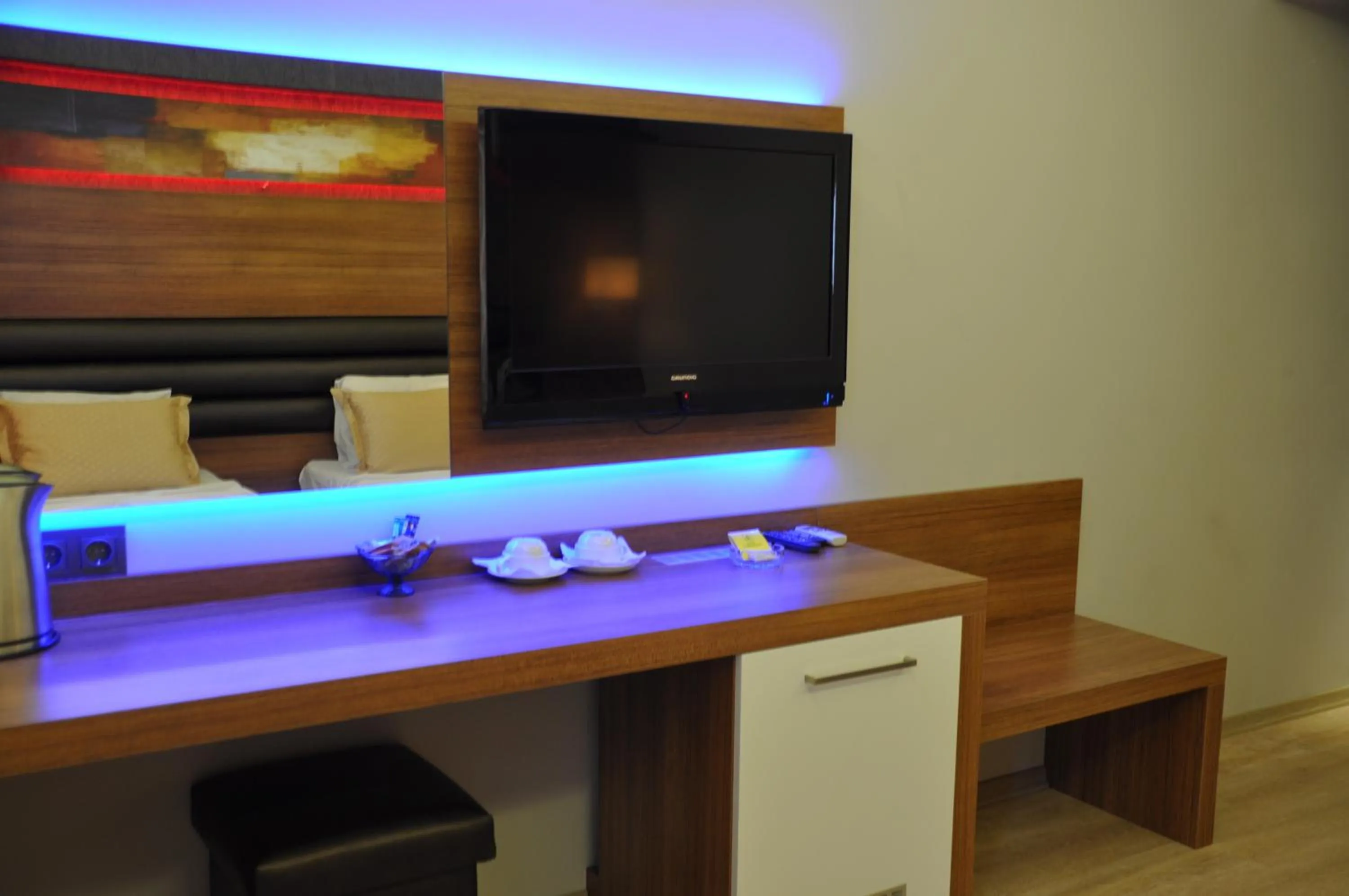 Seating area, Bed in İzmir Otel Kabaçam