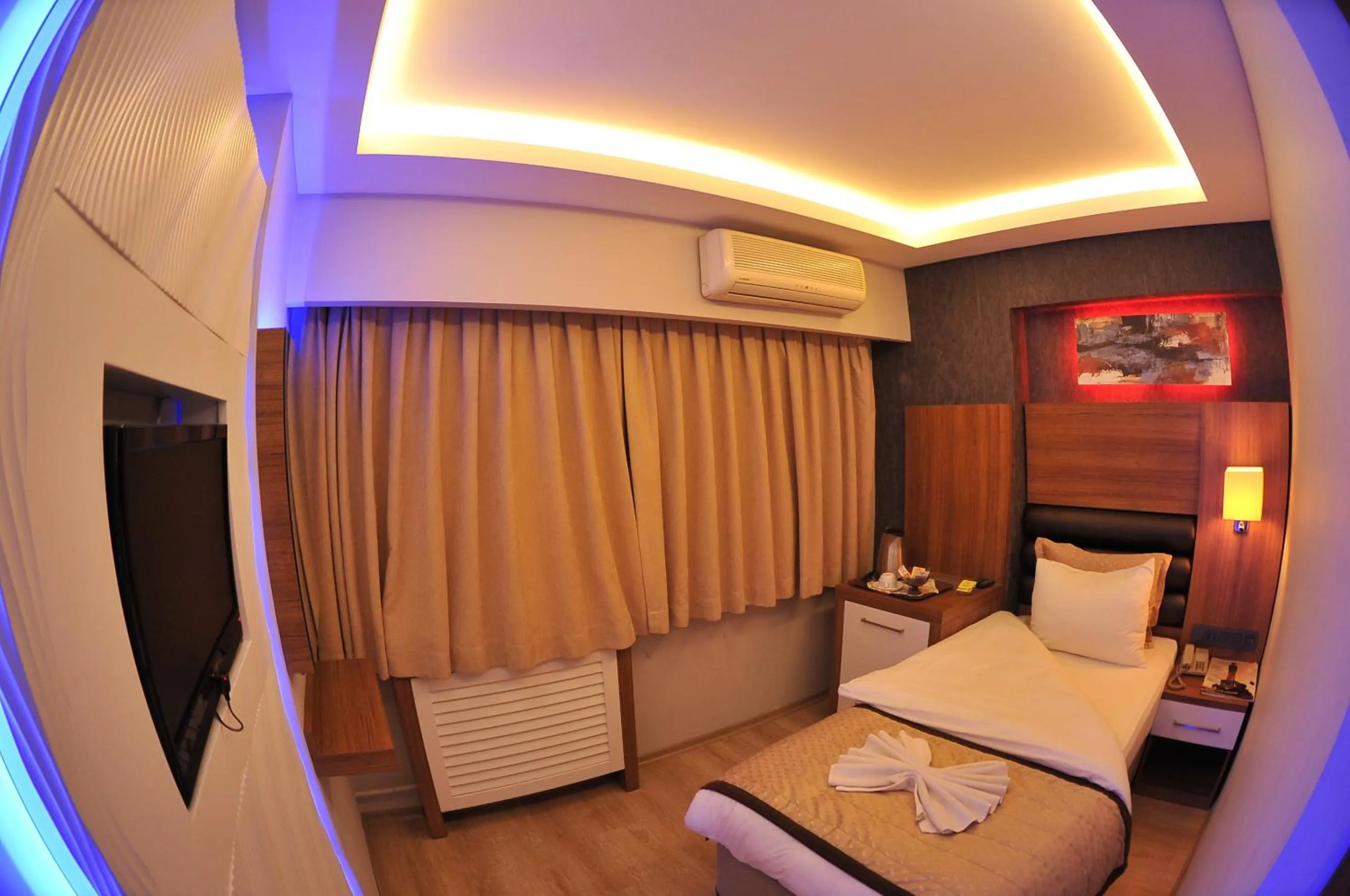 Photo of the whole room, Bed in İzmir Otel Kabaçam