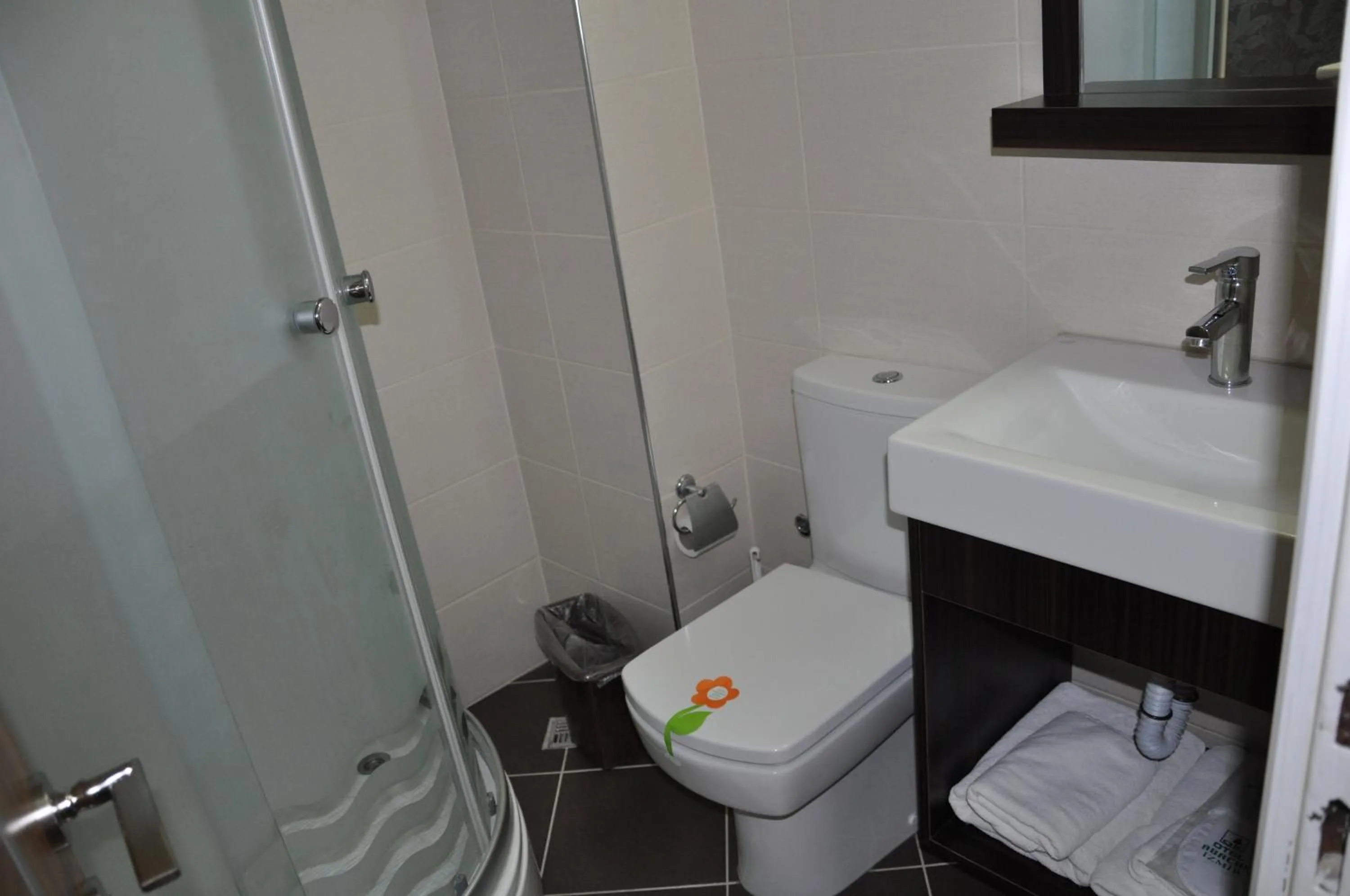 Bathroom, Bed in İzmir Otel Kabaçam