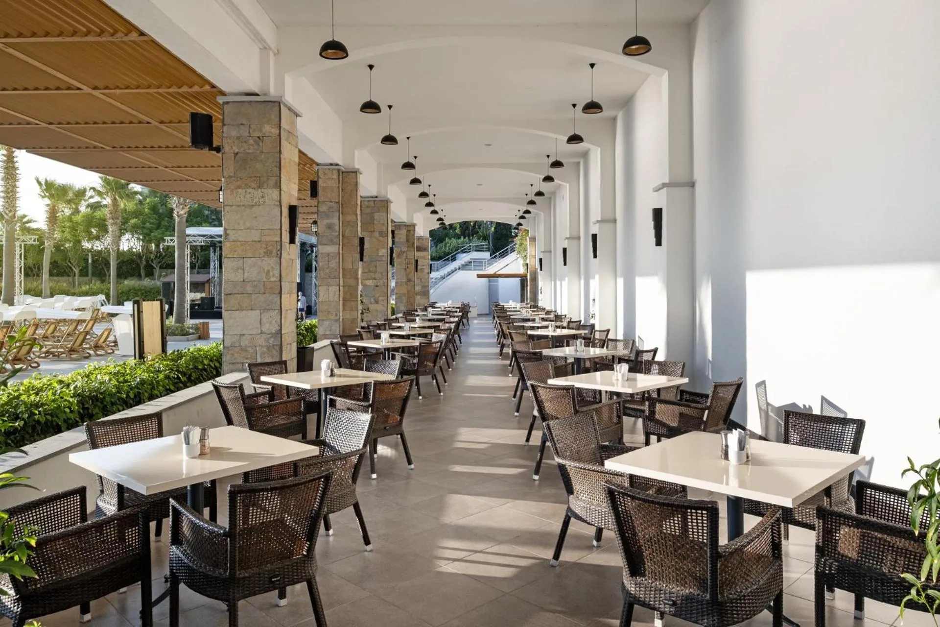 Restaurant/places to eat in Xanadu Island