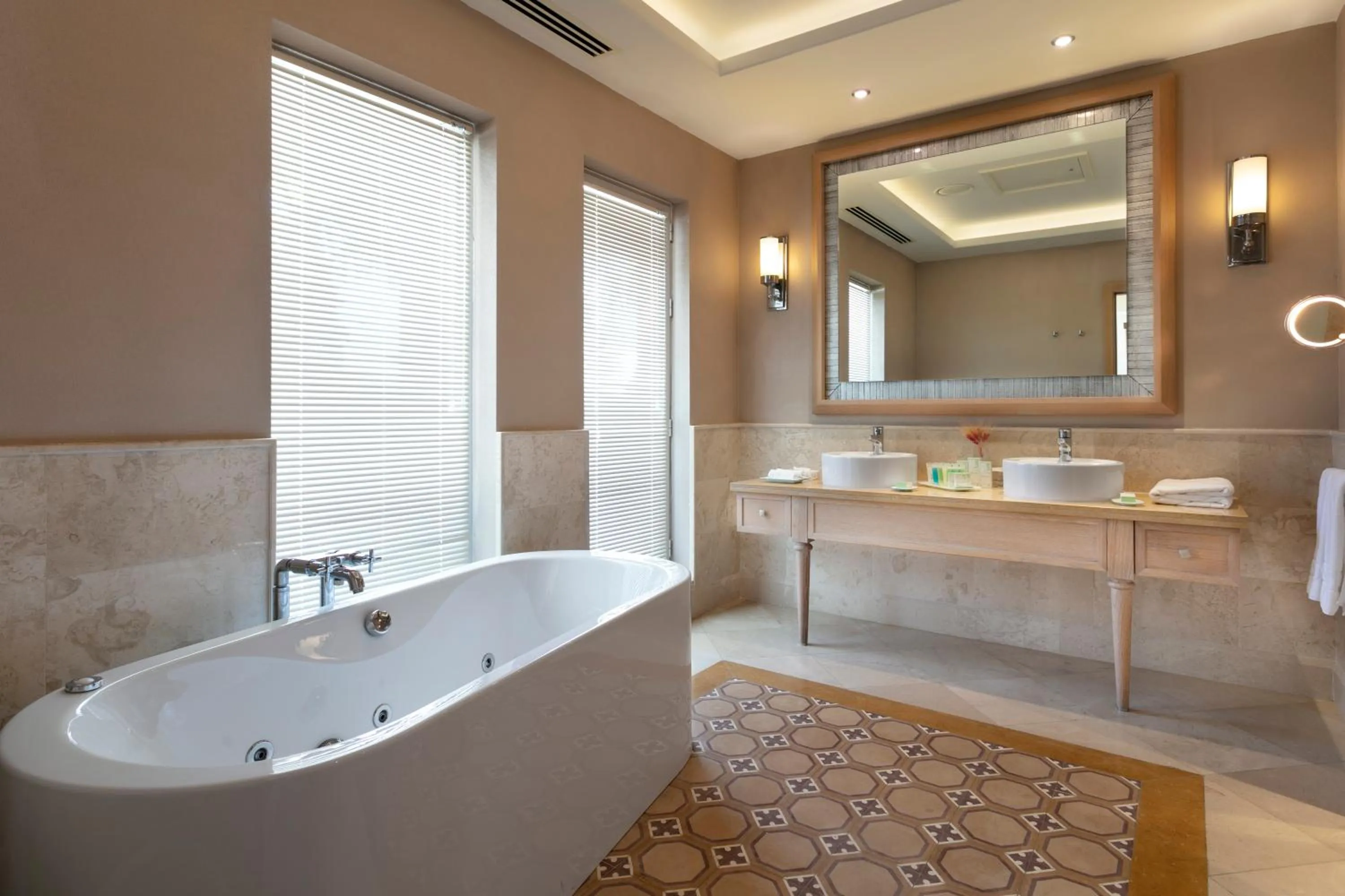 Hot Tub in Xanadu Island