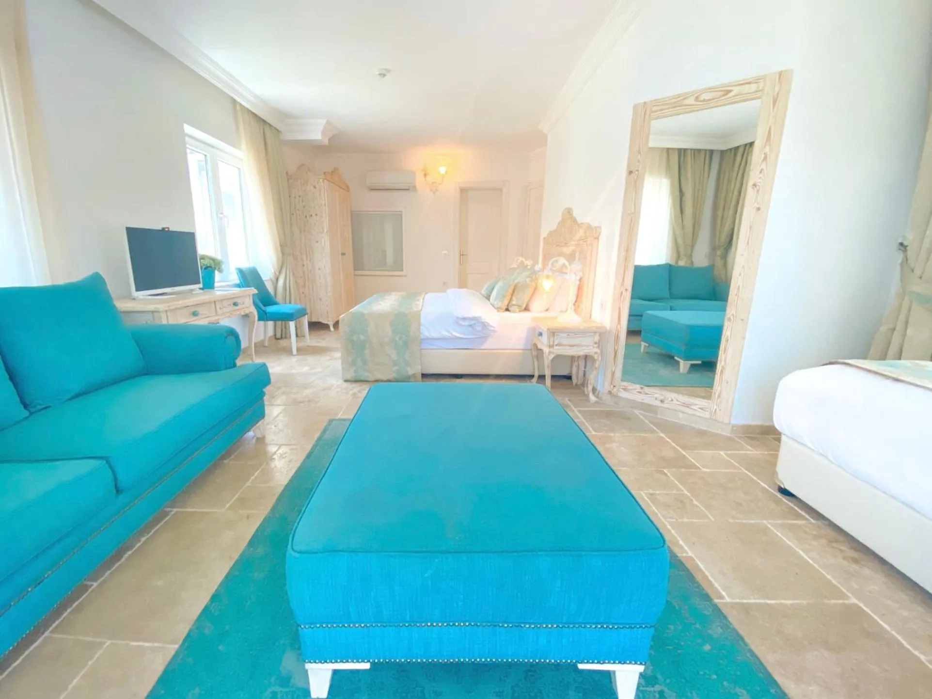 Living room, Bed in Club Hotel Barbarossa