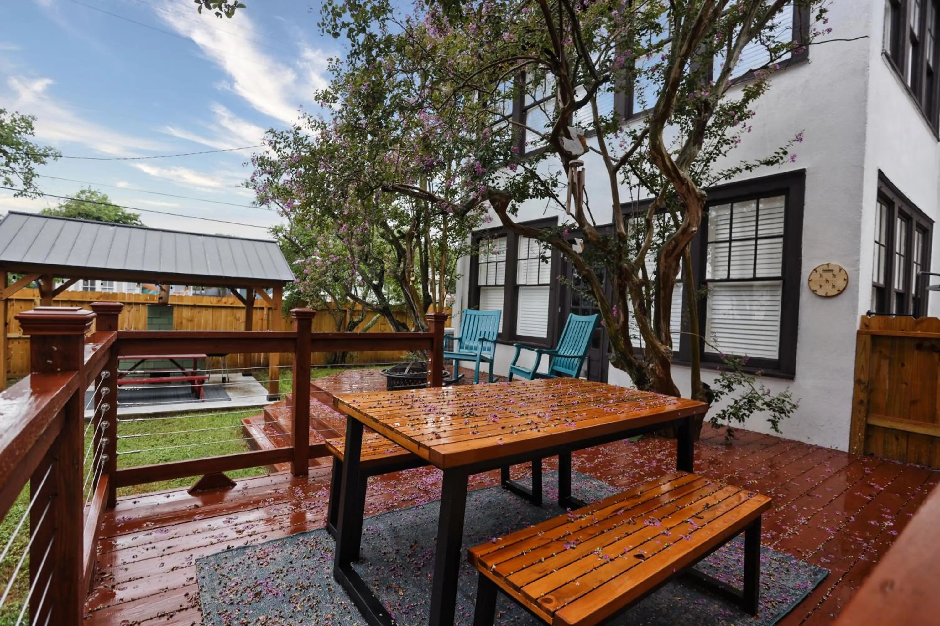 Patio in Historic Home Family Friendly Close to Seawall