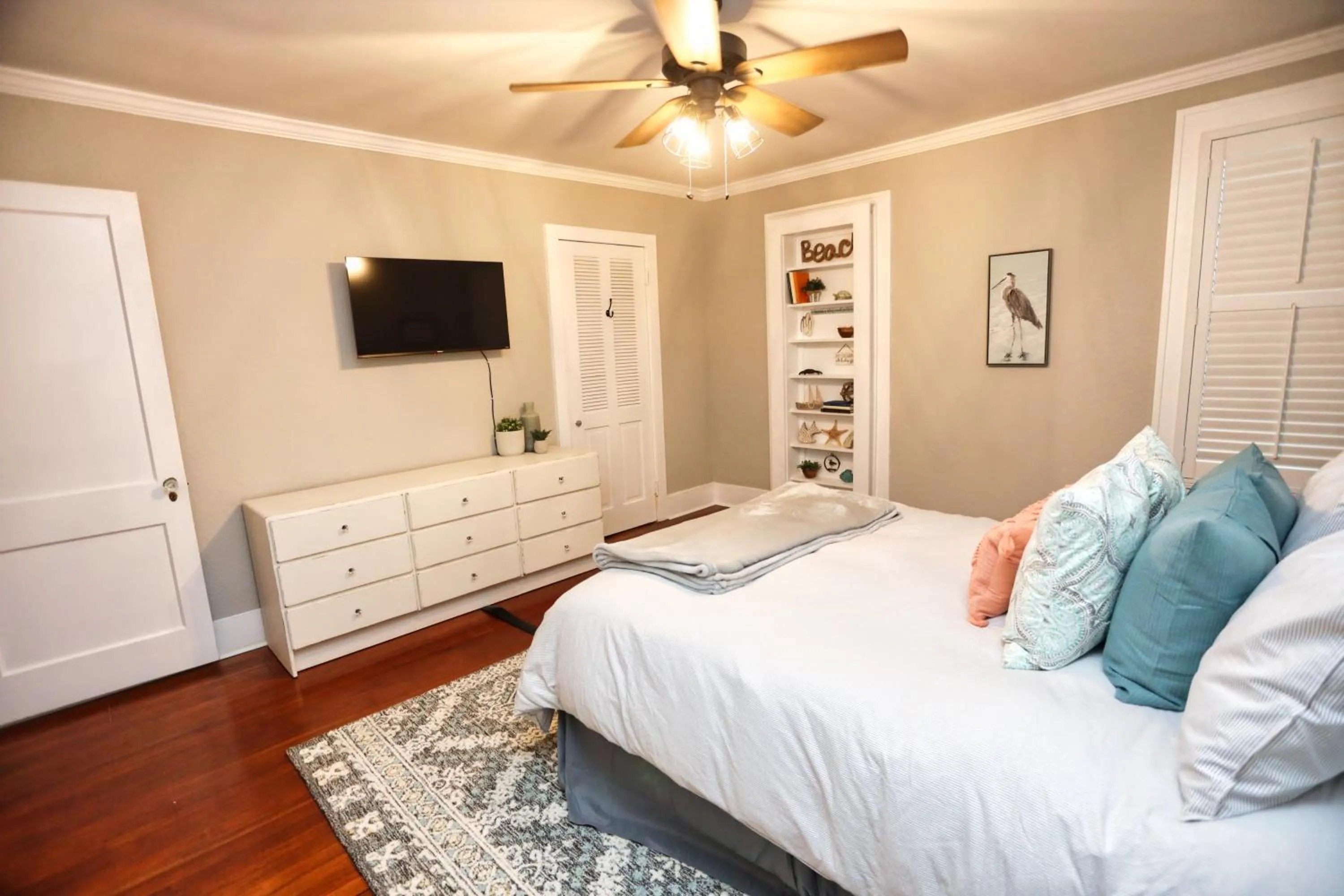 Bed in Historic Home Family Friendly Close to Seawall