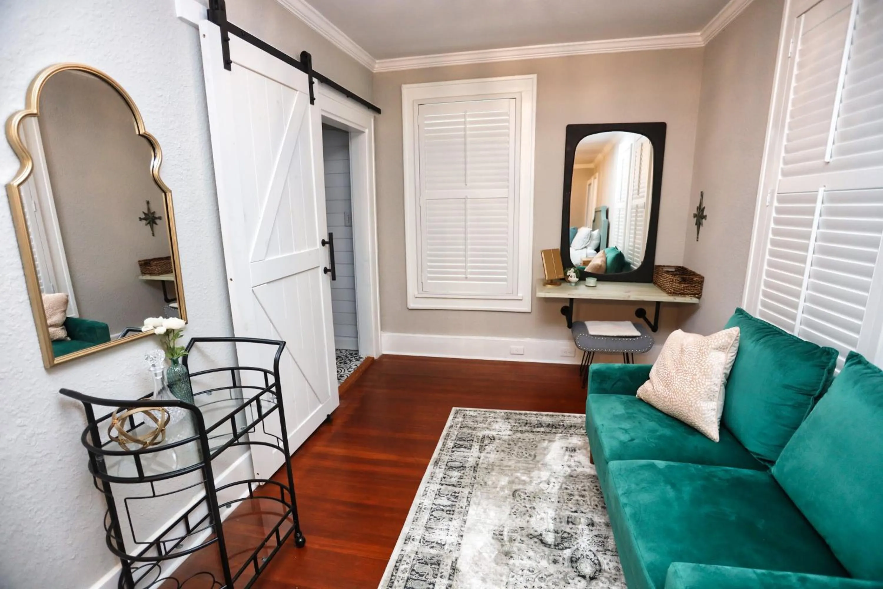 Seating area in Historic Home Family Friendly Close to Seawall