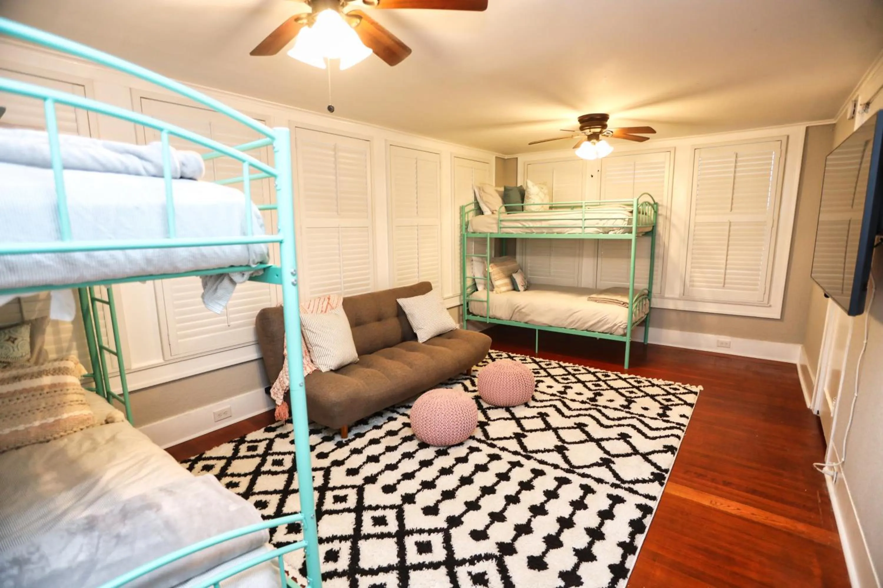 Bed in Historic Home Family Friendly Close to Seawall