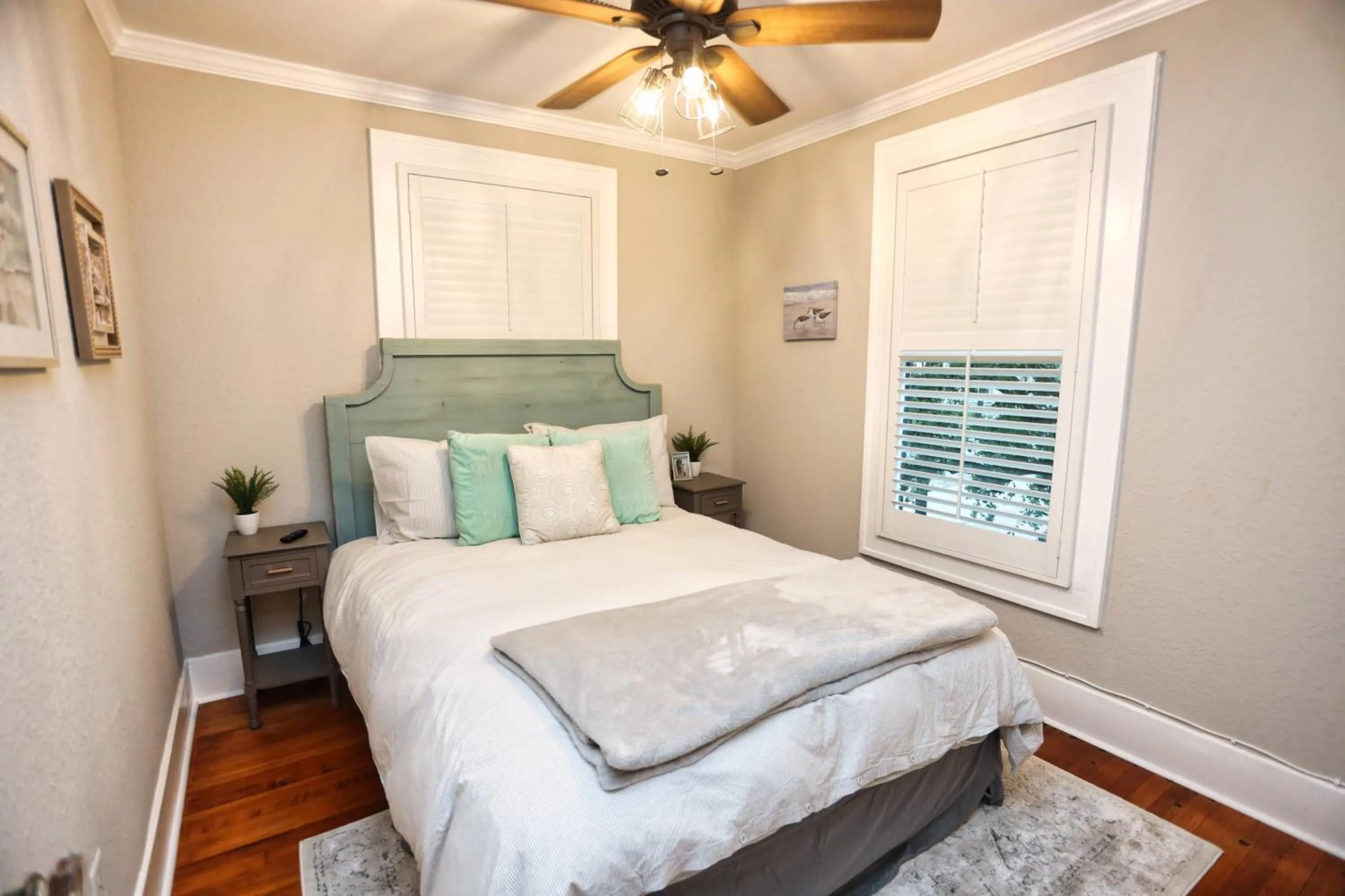 Bed in Historic Home Family Friendly Close to Seawall