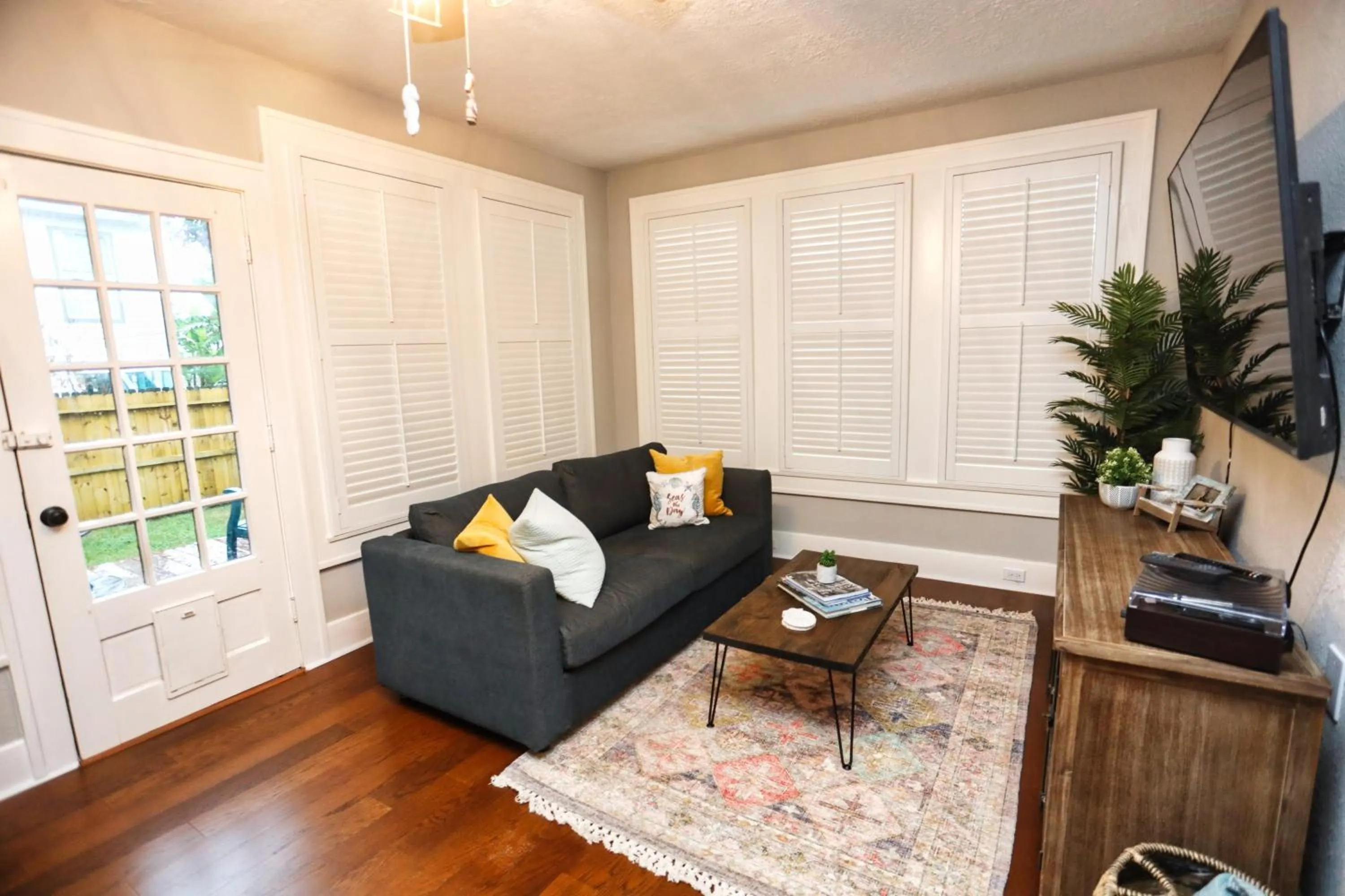 TV and multimedia in Historic Home Family Friendly Close to Seawall