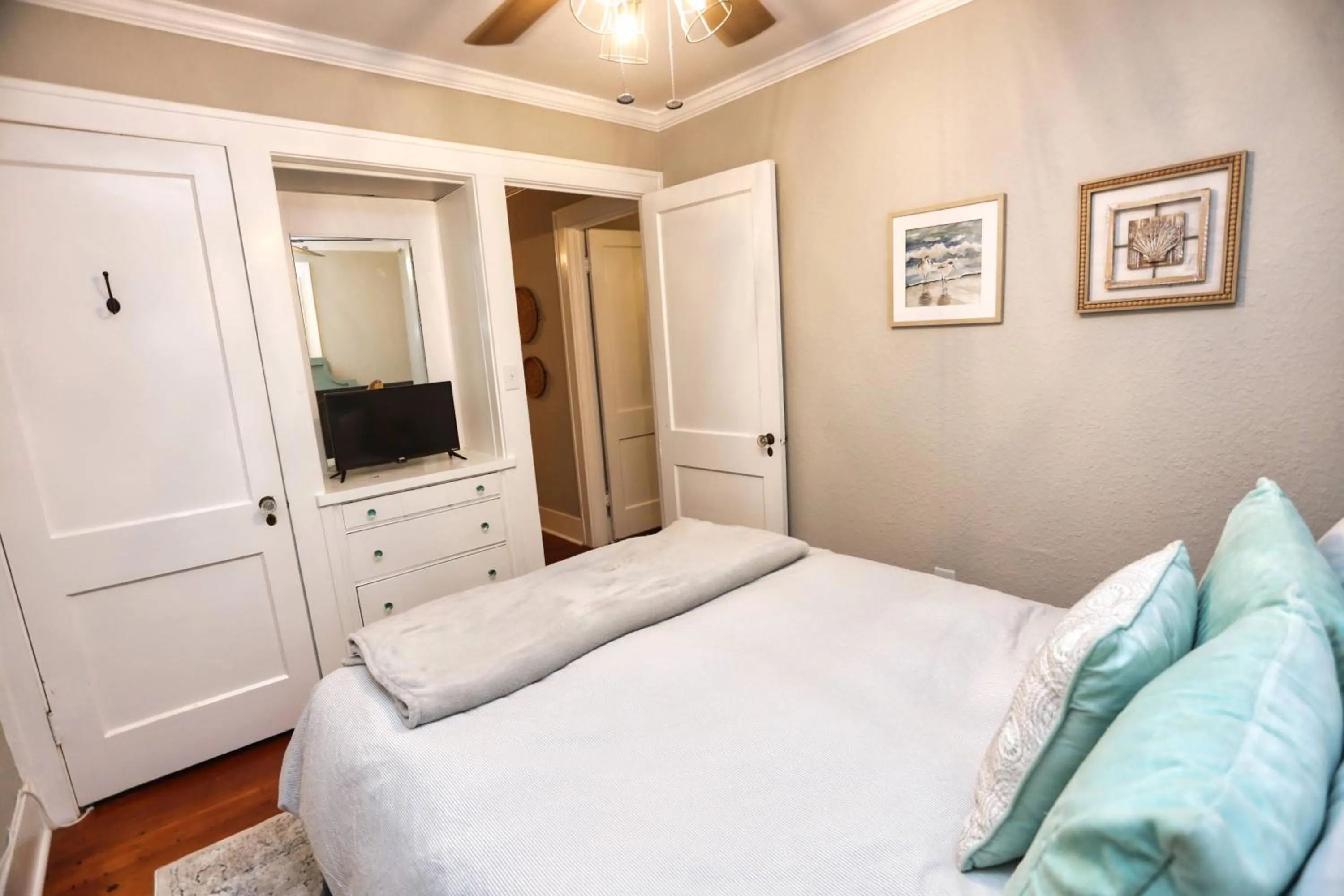 Bed in Historic Home Family Friendly Close to Seawall