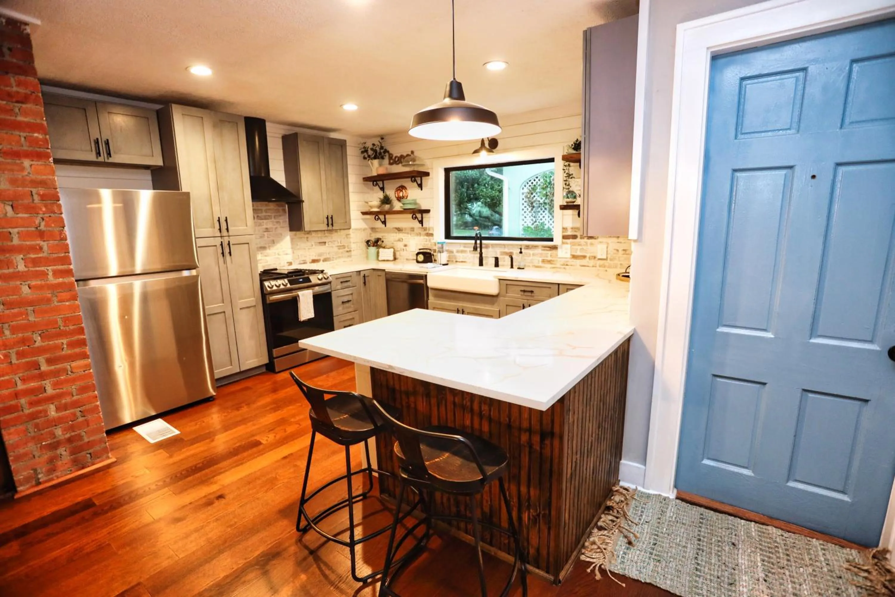 Kitchen or kitchenette in Historic Home Family Friendly Close to Seawall