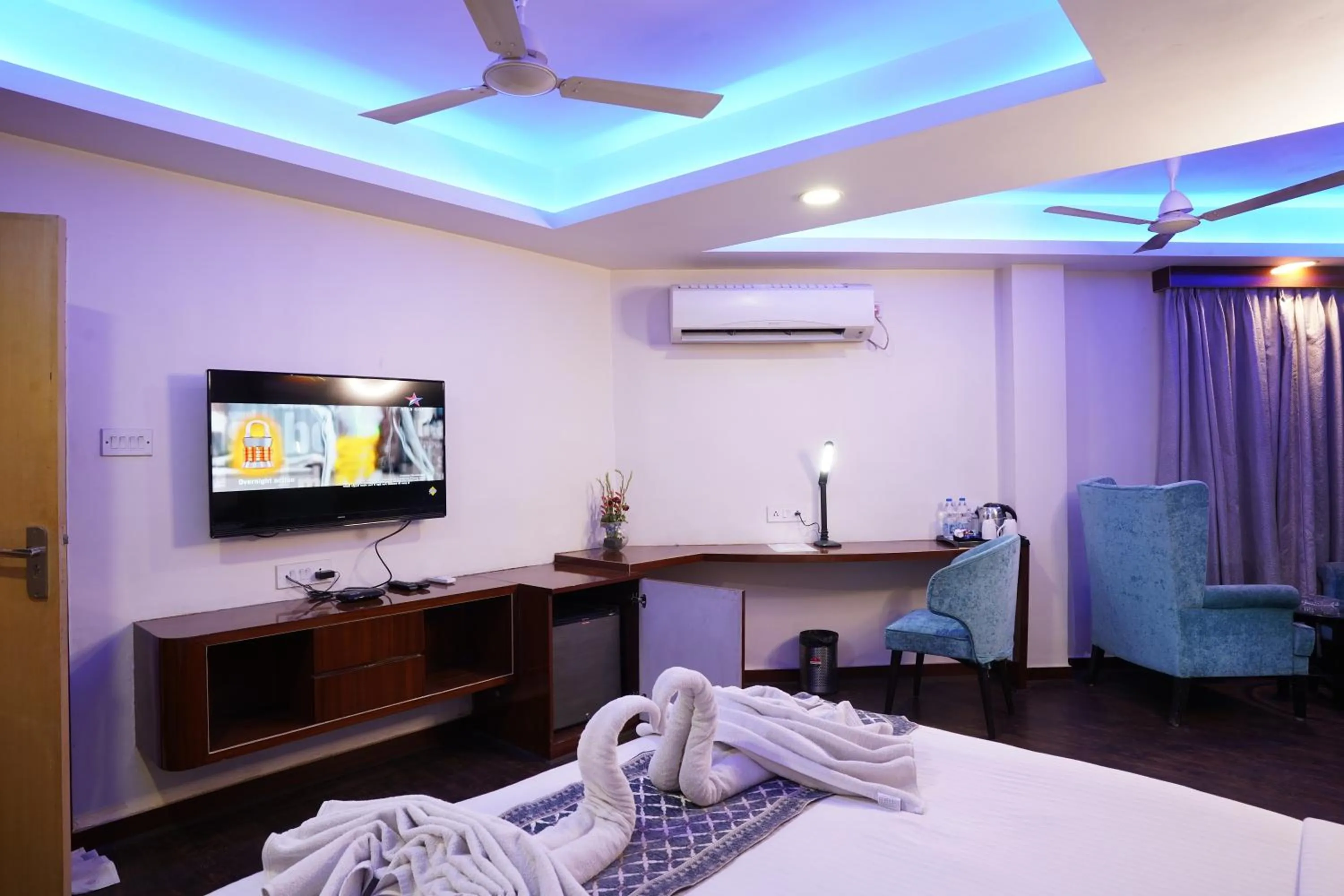 TV and multimedia, Bed in Hotel Emirates