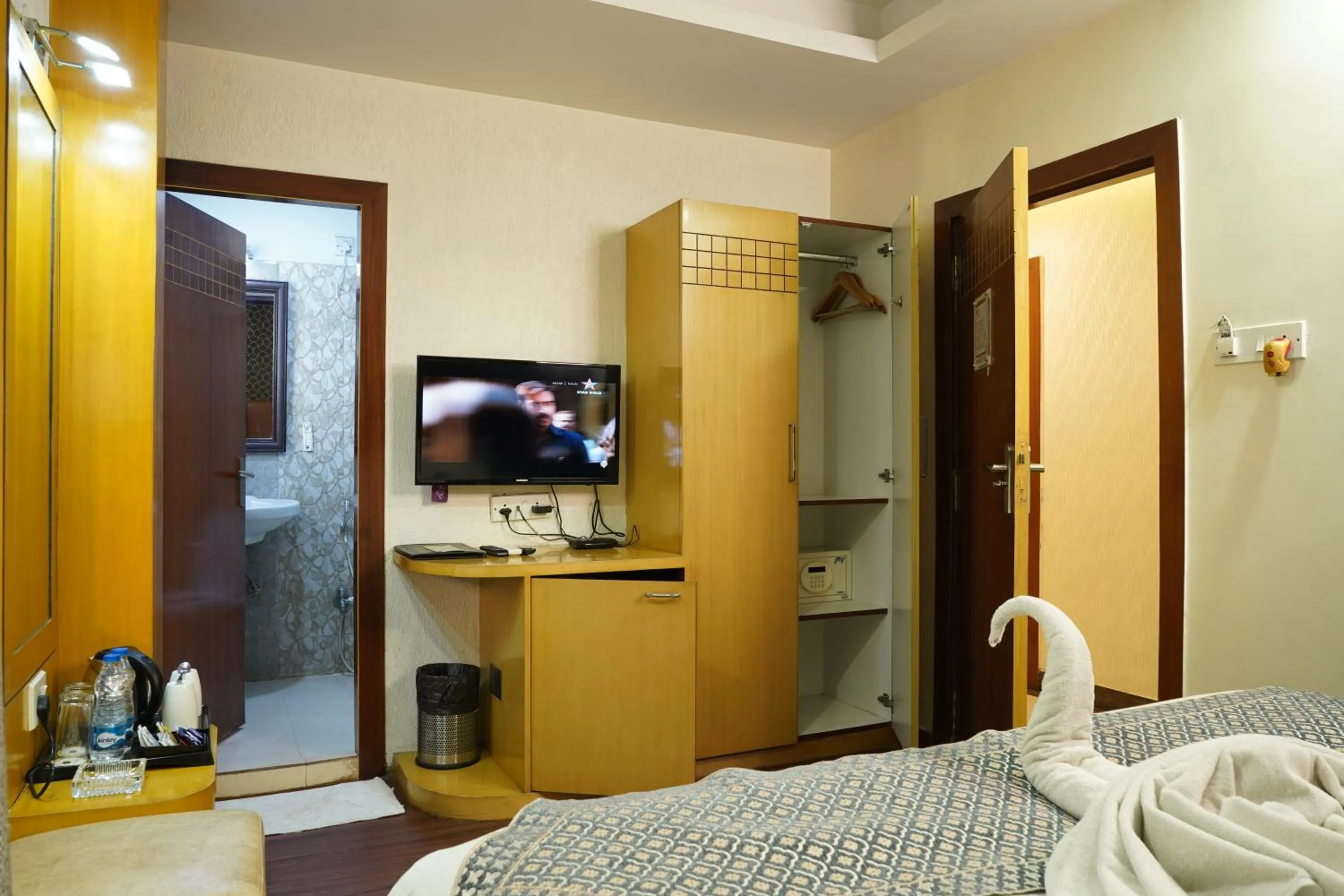 Coffee/tea facilities, Bed in Hotel Emirates