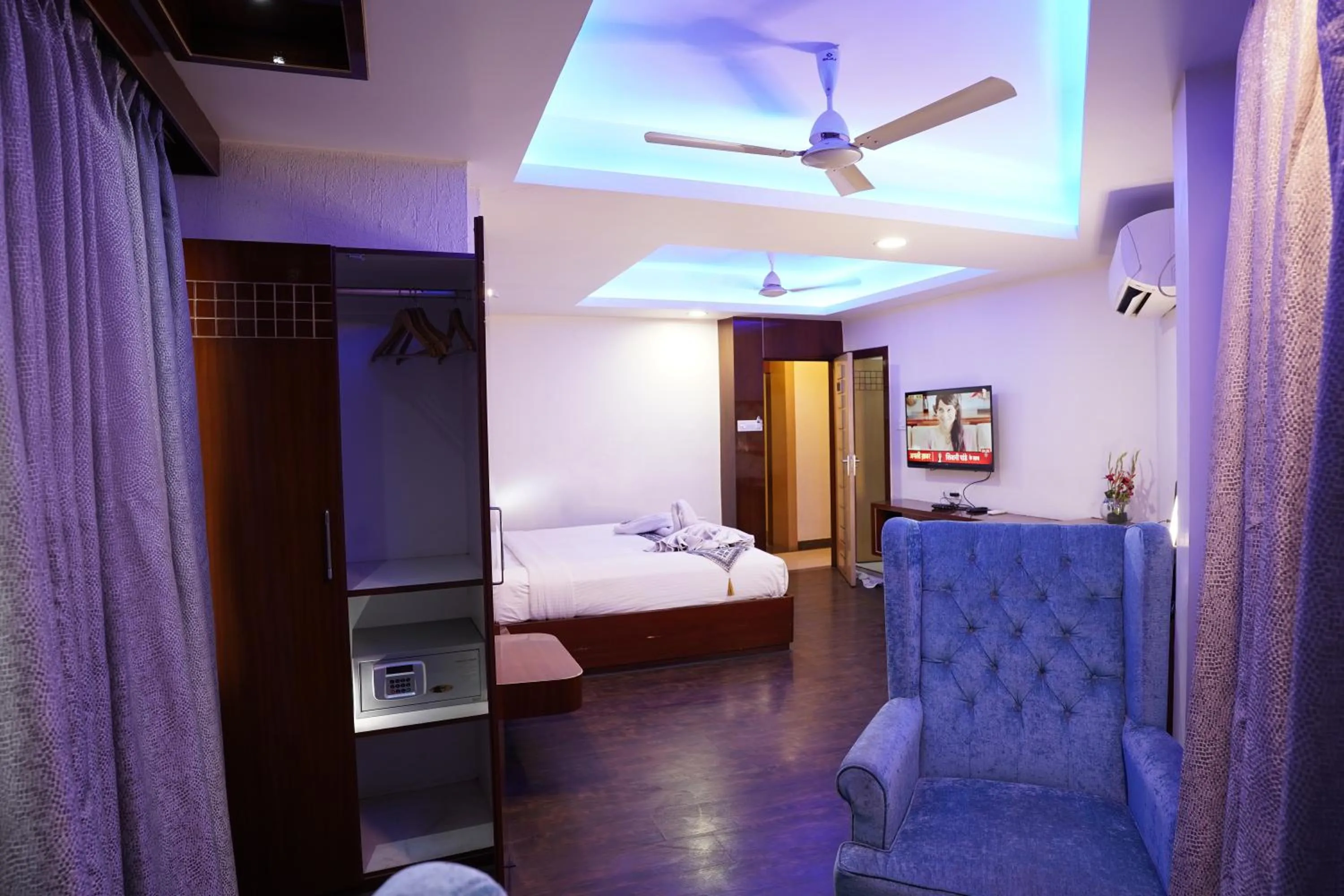 fireplace, Bed in Hotel Emirates