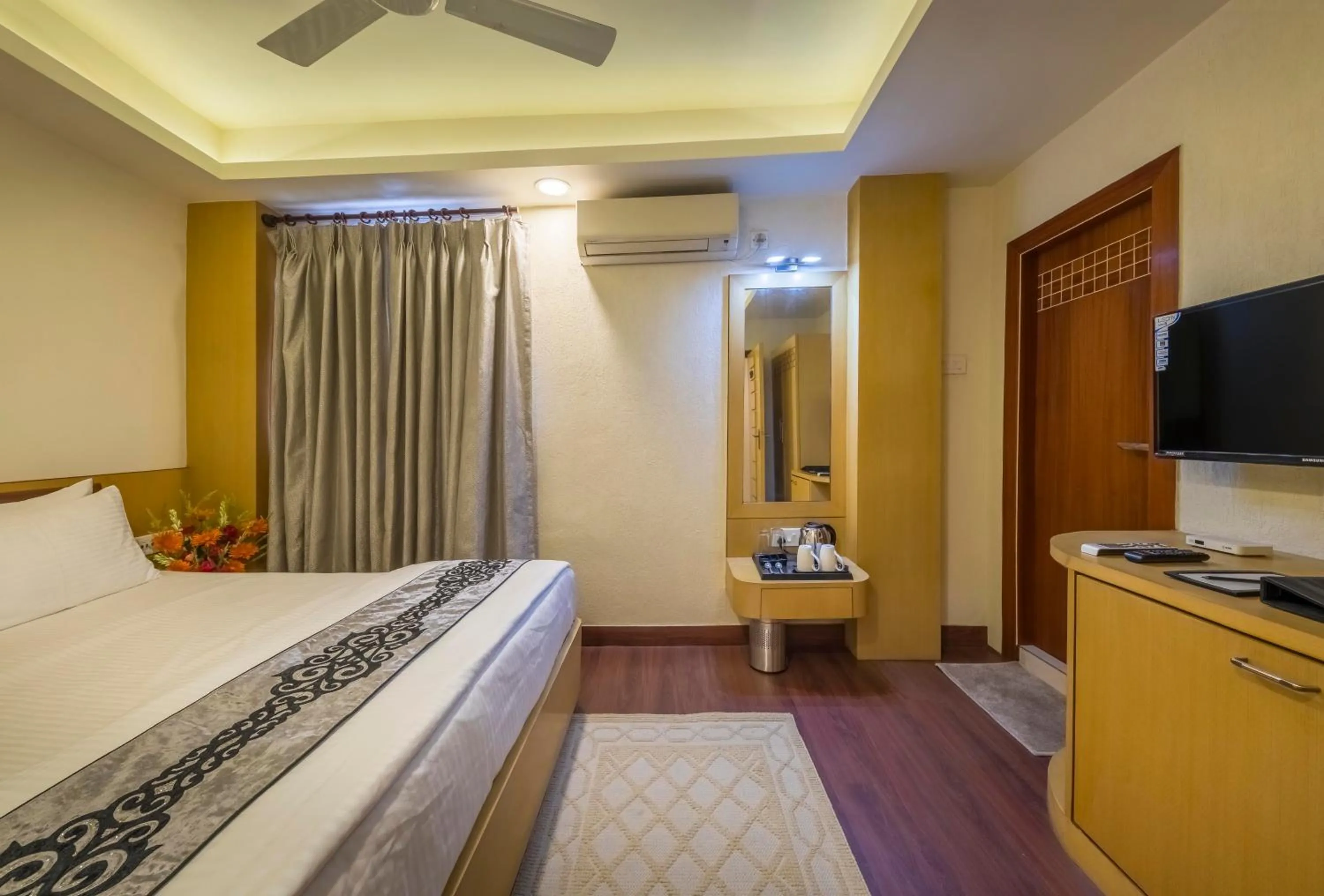 Coffee/tea facilities, Bed in Hotel Emirates