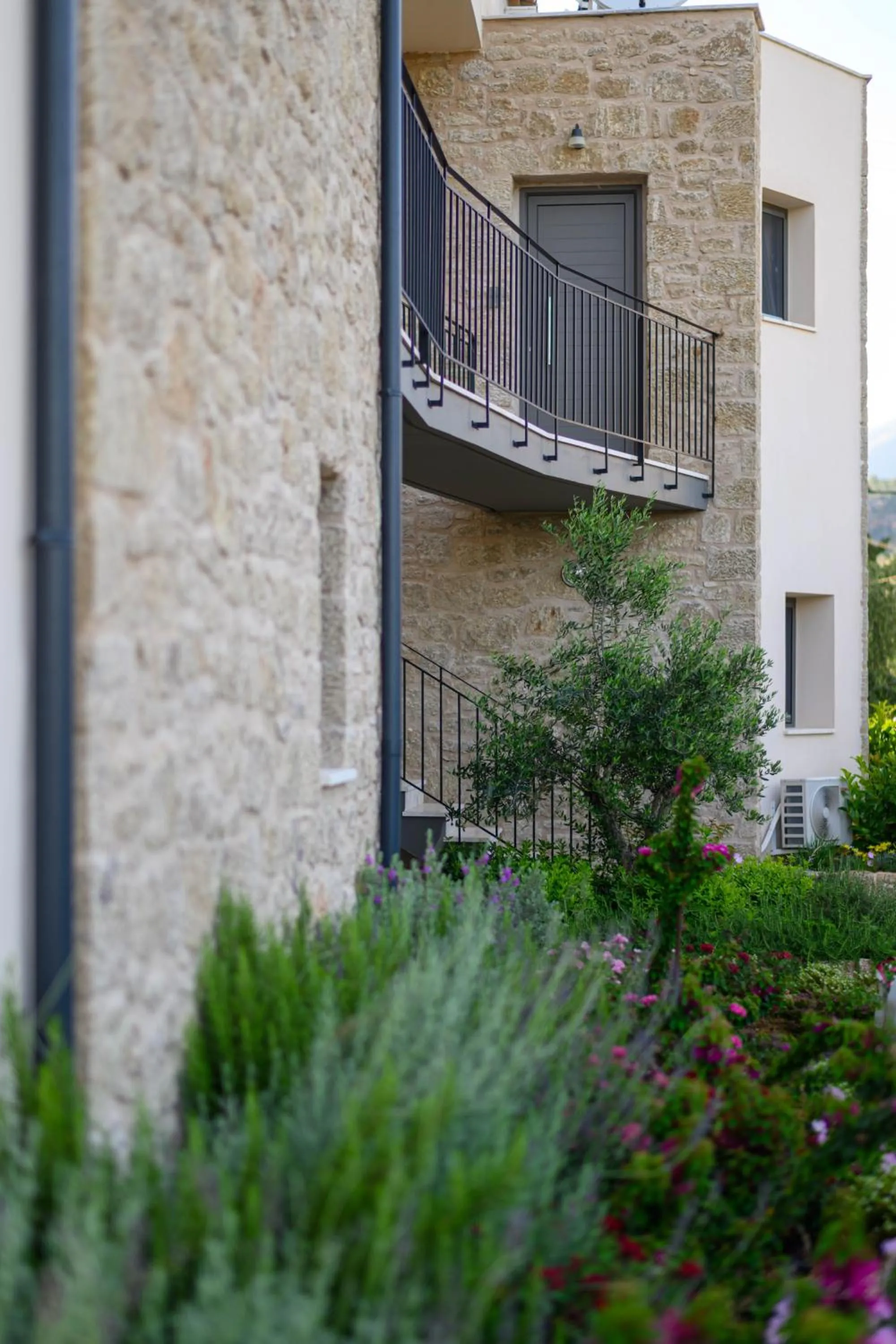 Kannas Mani Luxury Suites -Adults Friendly 14 Plus