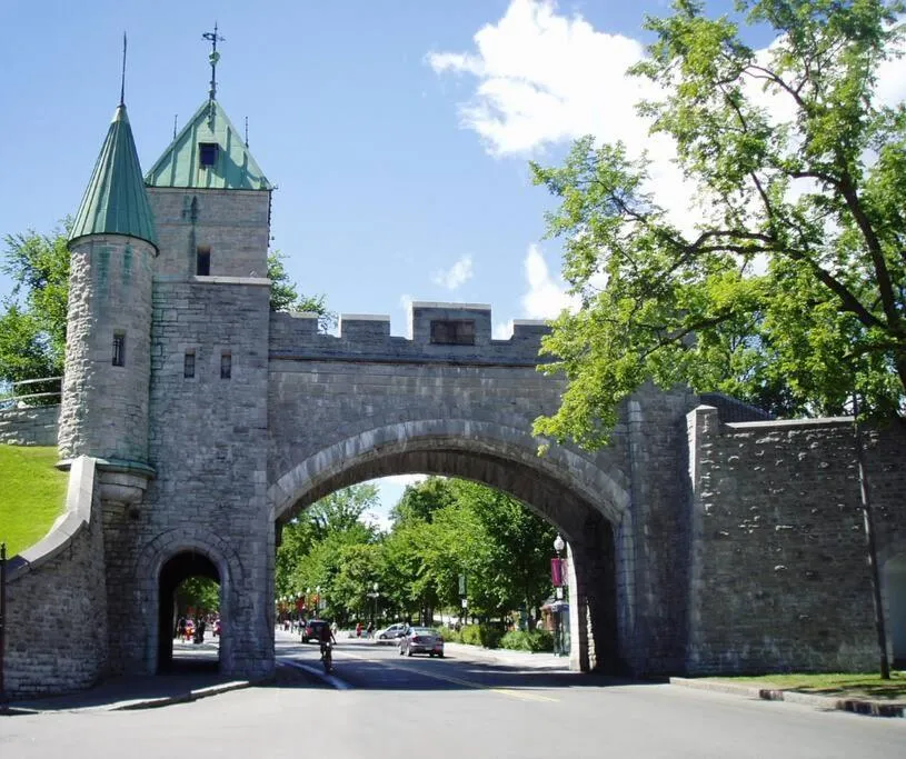 Nearby landmark in INITIAL / MEDZI / Centre-ville de Quebec