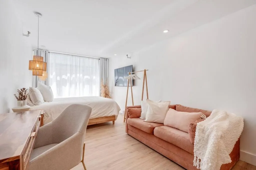 Living room, Bed in INITIAL / MEDZI / Centre-ville de Quebec