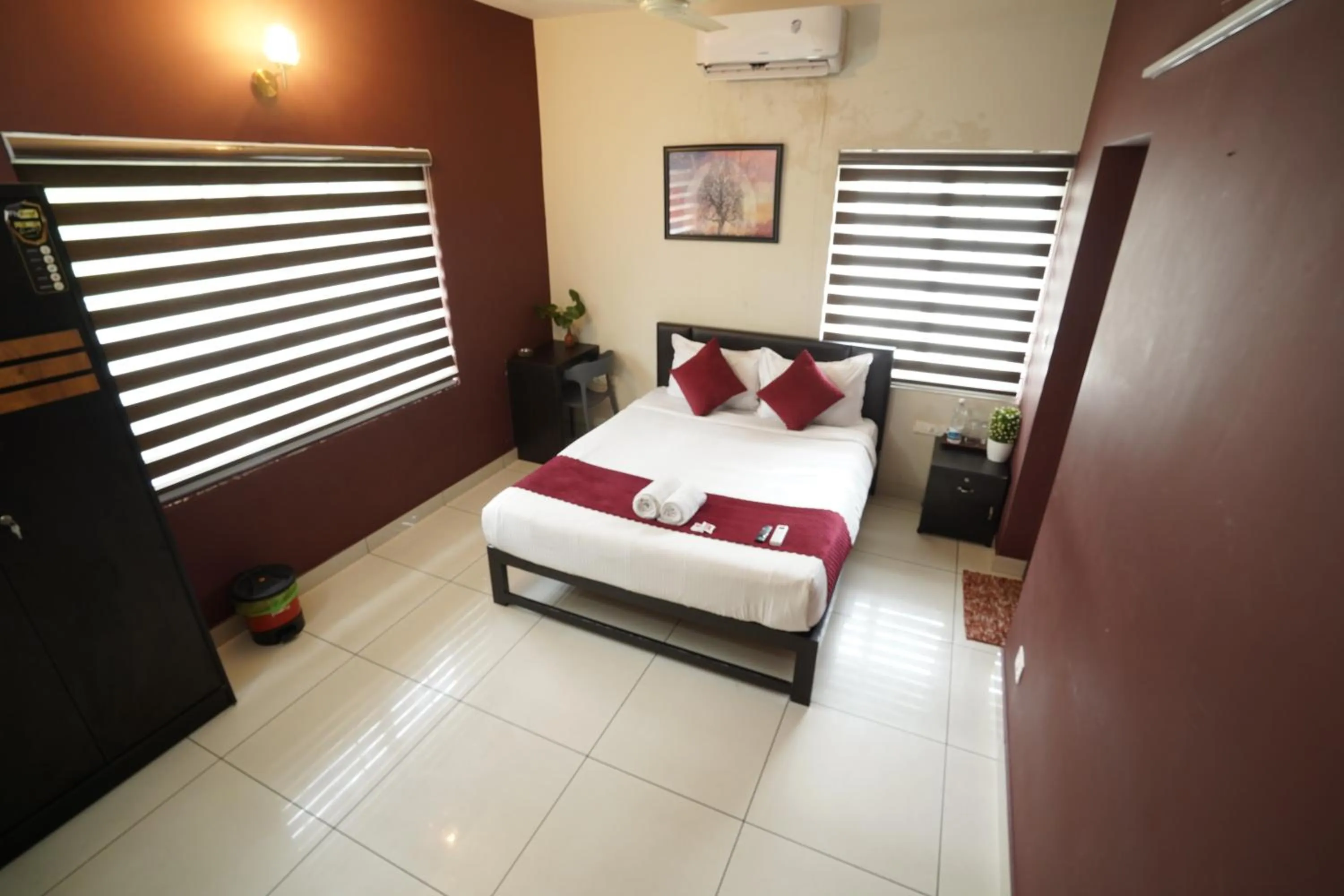 Bed in Atmos Inn Calicut Near Aster Mims Hospital