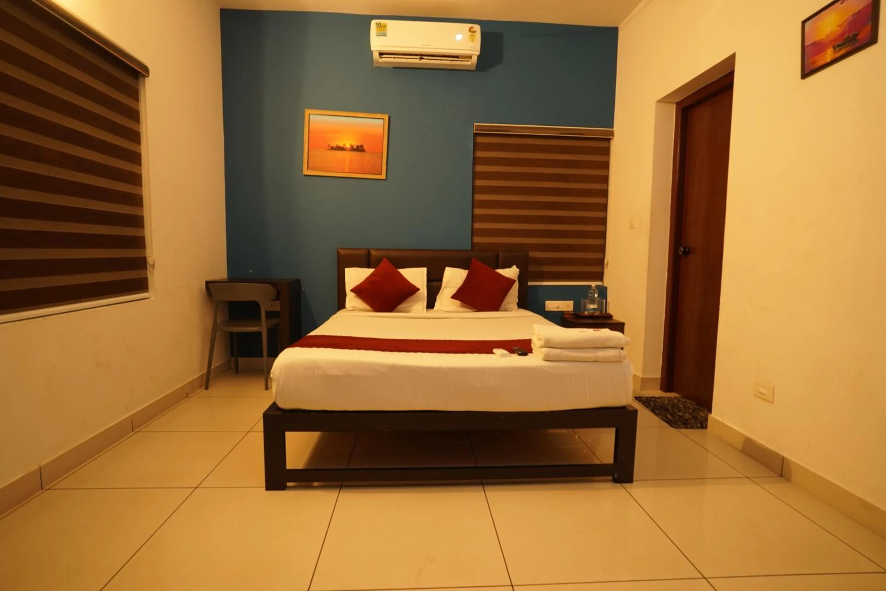 Bed in Atmos Inn Calicut Near Aster Mims Hospital