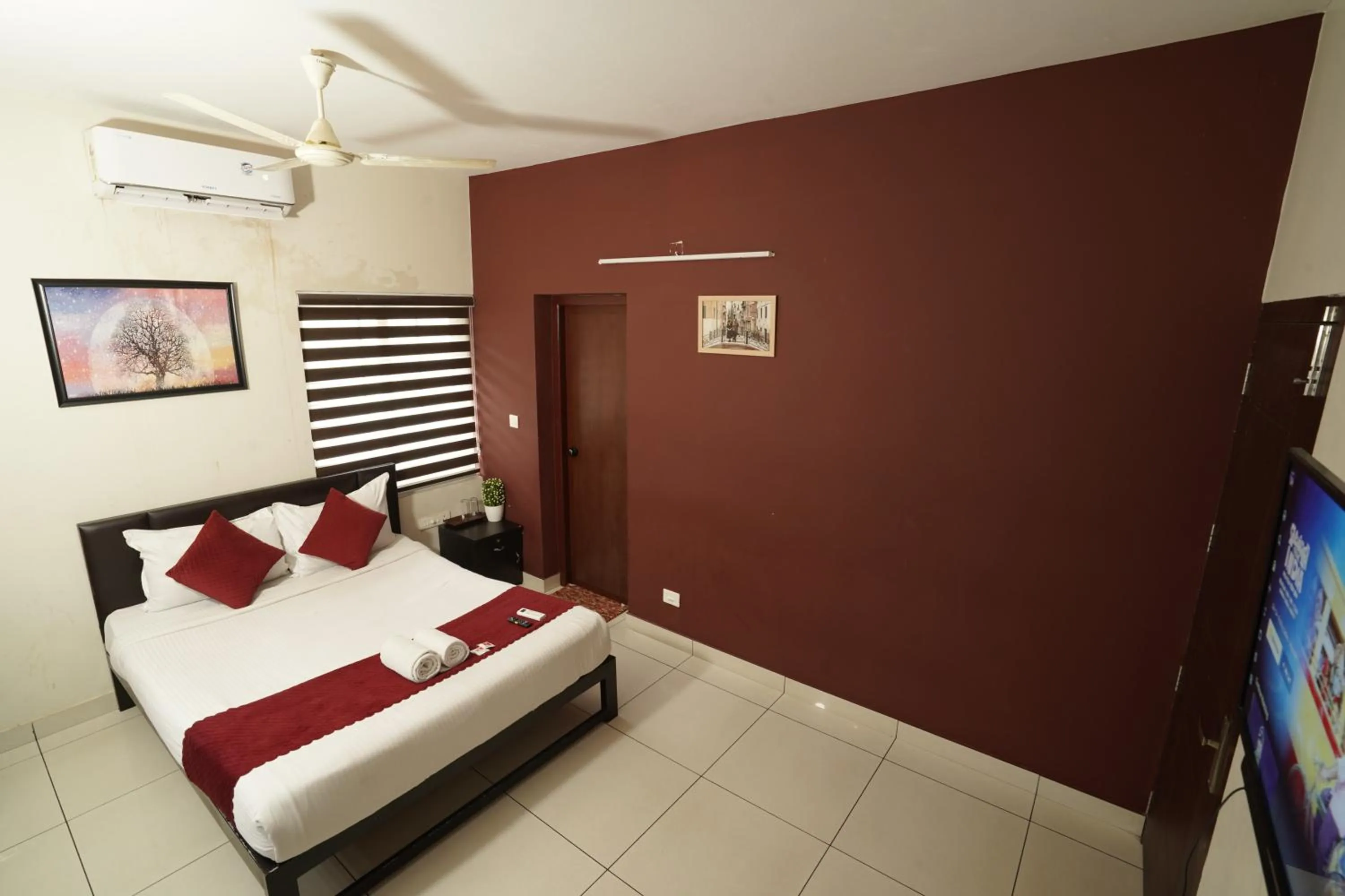 Bed in Atmos Inn Calicut Near Aster Mims Hospital
