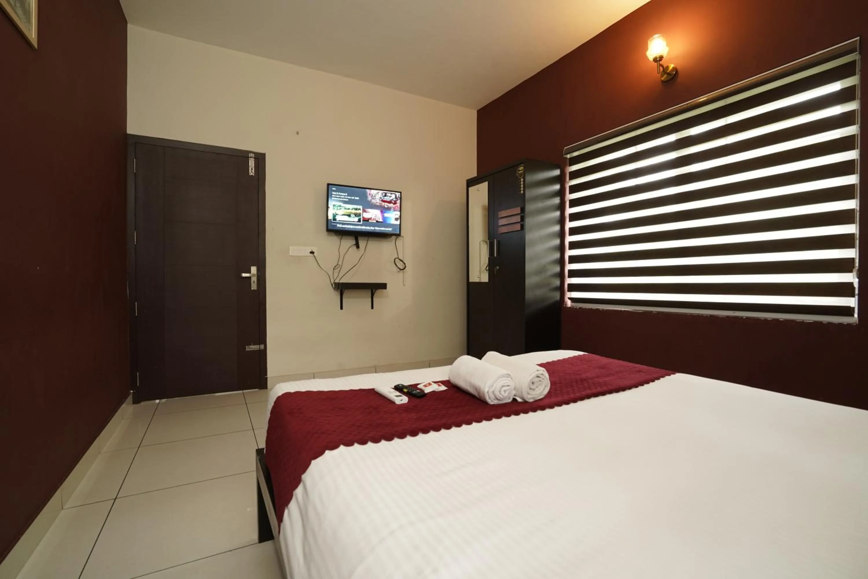 Bed in Atmos Inn Calicut Near Aster Mims Hospital