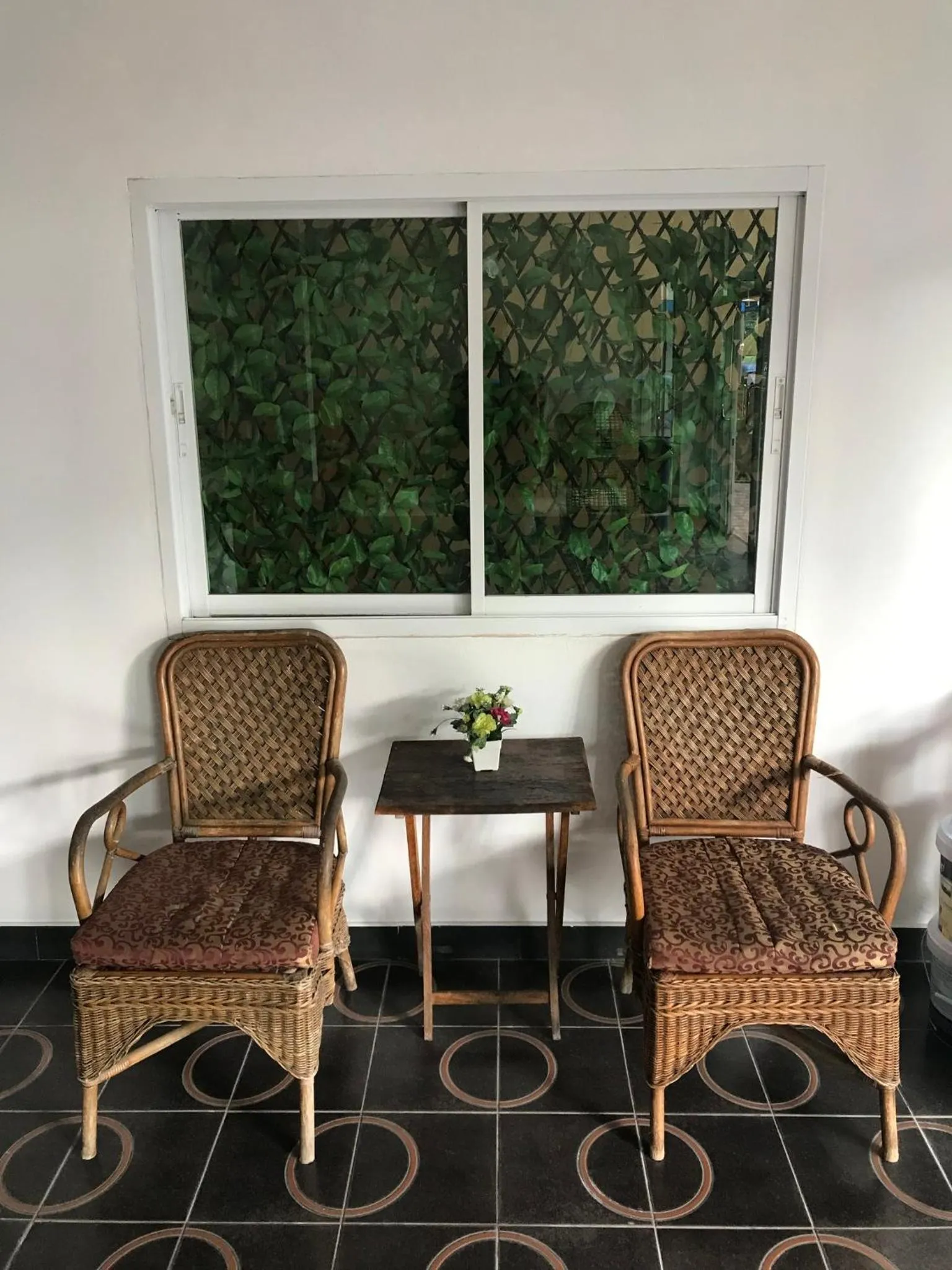 Communal lounge/ TV room in K2 Seaside Suites