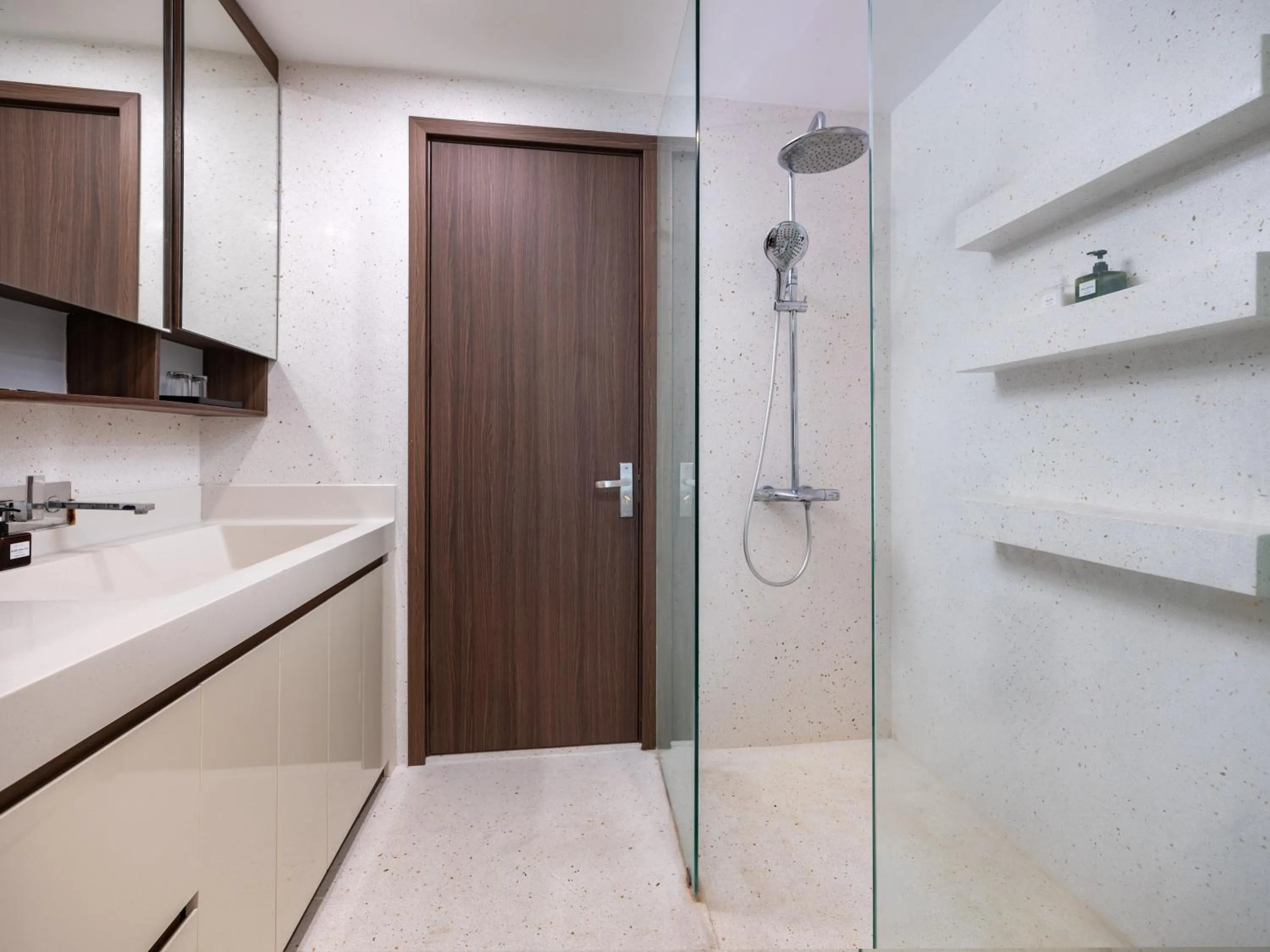 Shower in MoonLight Tay Ho