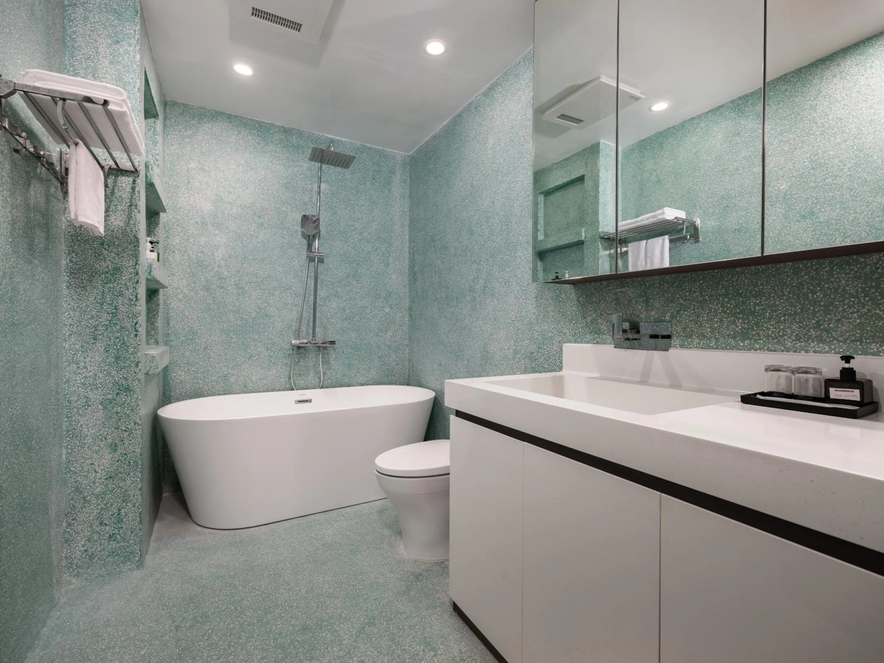 Shower in MoonLight Tay Ho