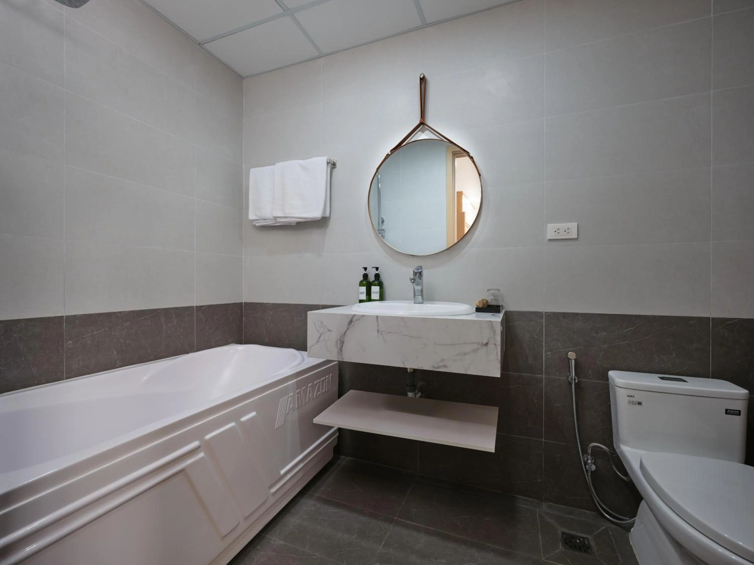 Bath in MoonLight Tay Ho