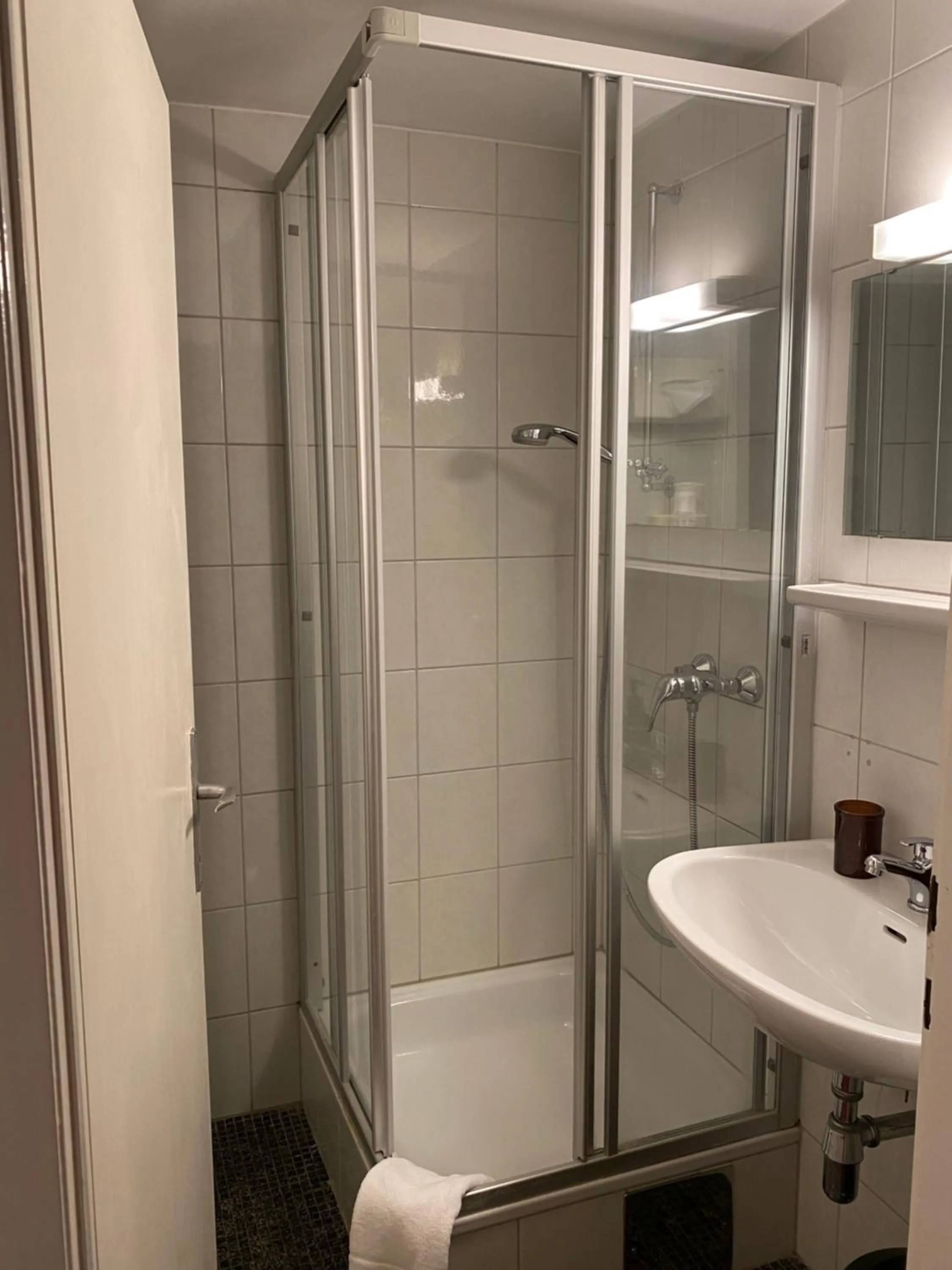Shower in Stadthotel Helvetia