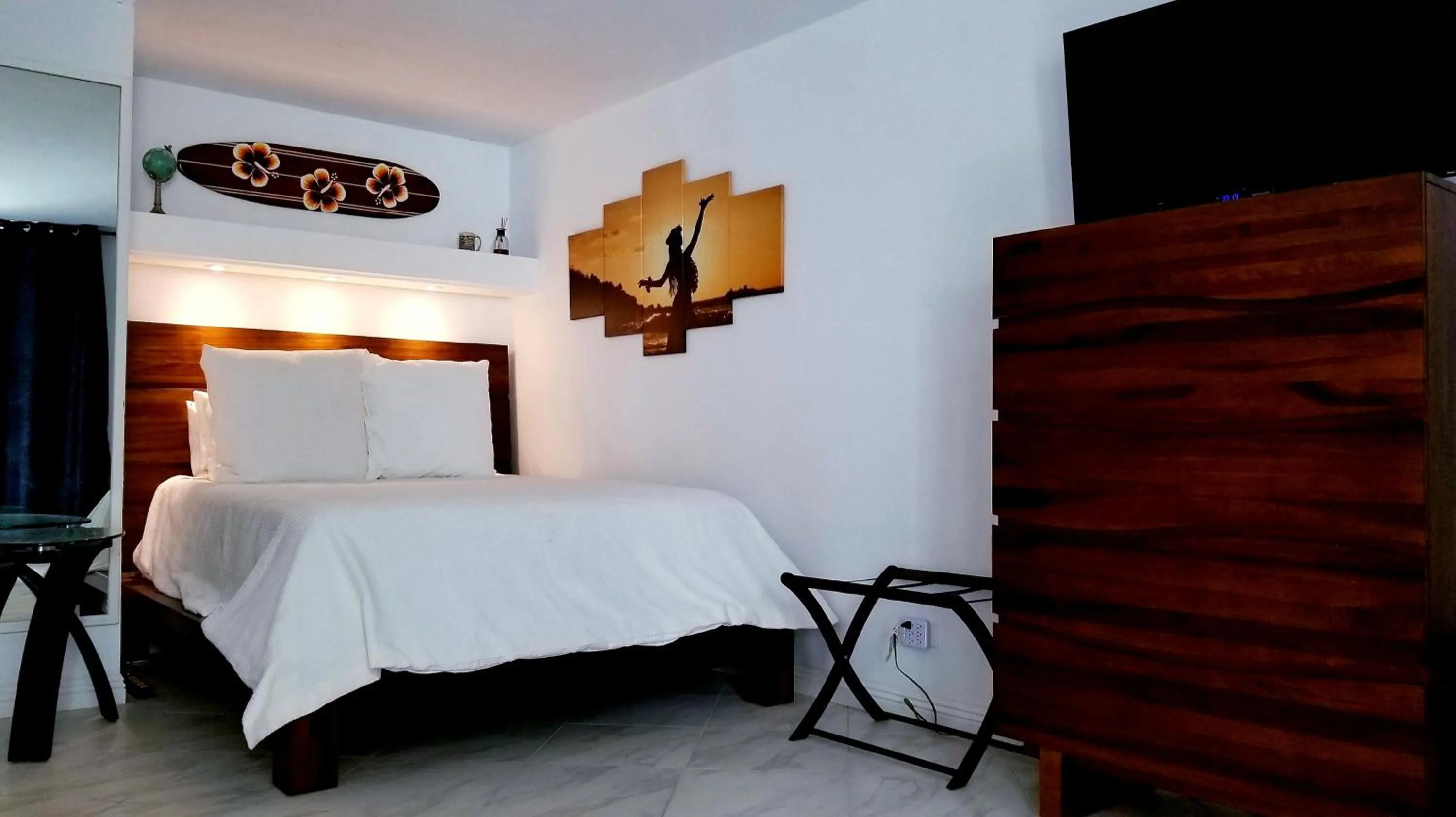 Bed in DOWNTOWN Hawaiian Theme Condo with Hot Tub, Pool & Beach - Kona Islander Inn