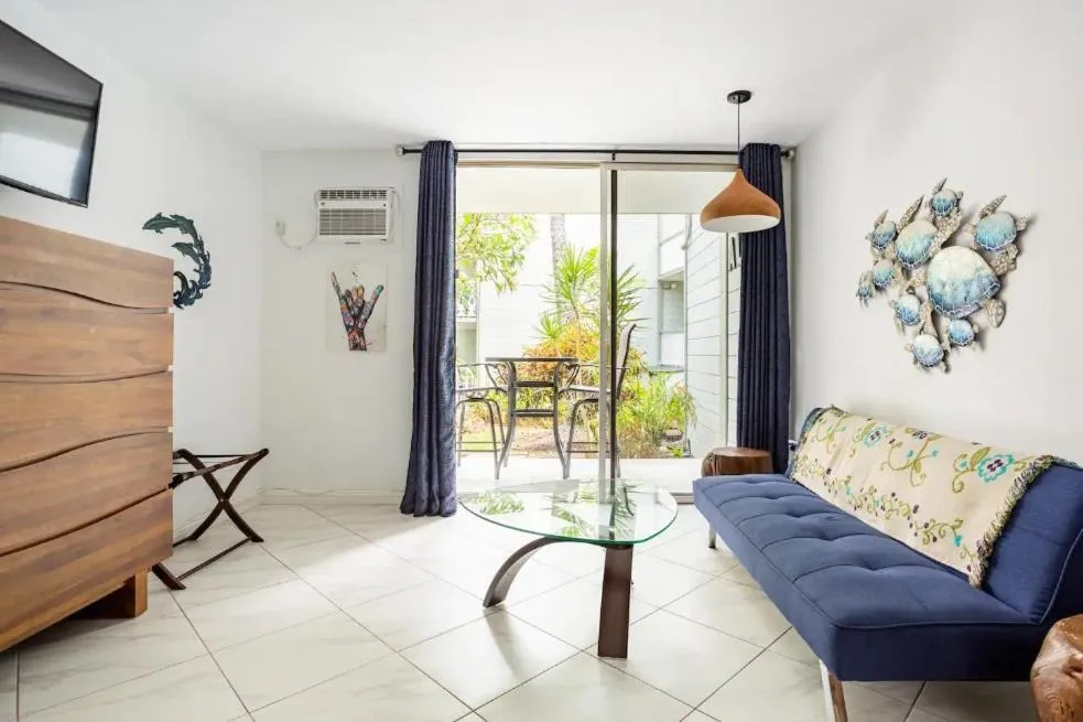 TV and multimedia in DOWNTOWN Hawaiian Theme Condo with Hot Tub, Pool & Beach - Kona Islander Inn