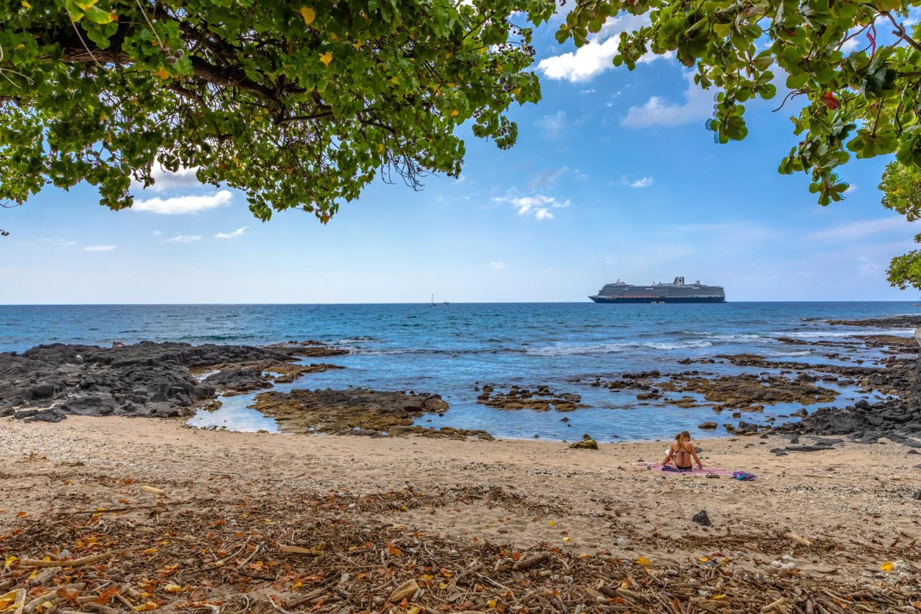 Day in DOWNTOWN Hawaiian Theme Condo with Hot Tub, Pool & Beach - Kona Islander Inn