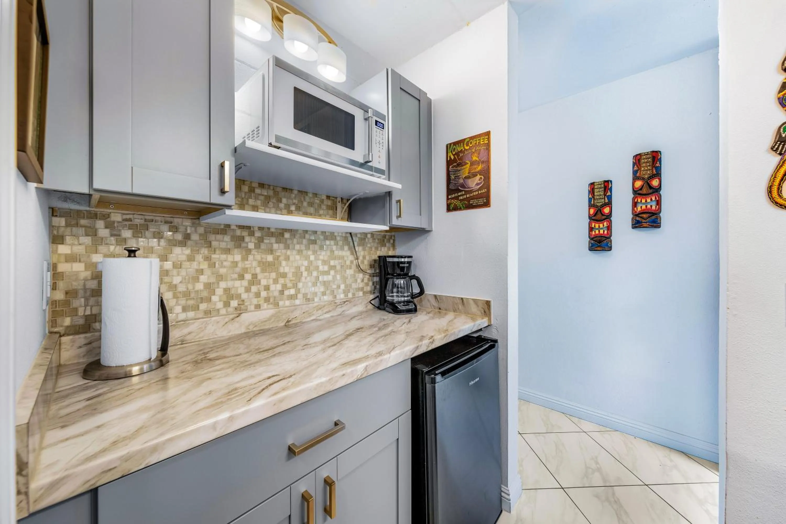 Kitchen or kitchenette in DOWNTOWN Hawaiian Theme Condo with Hot Tub, Pool & Beach - Kona Islander Inn