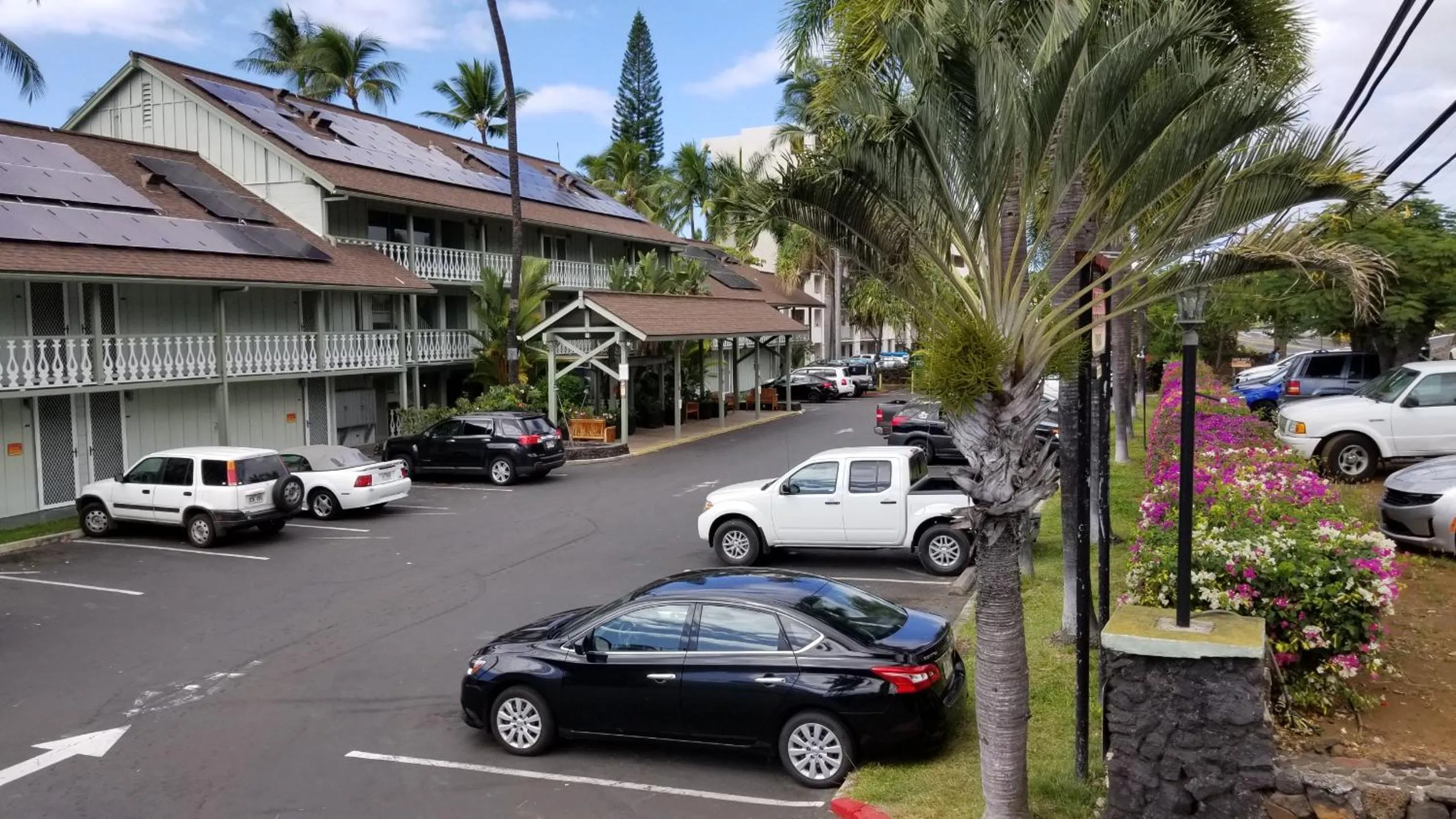 Property building in DOWNTOWN Hawaiian Theme Condo with Hot Tub, Pool & Beach - Kona Islander Inn