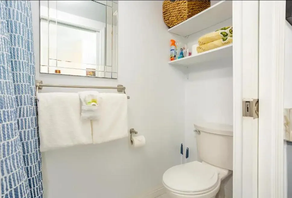 Shower in DOWNTOWN Hawaiian Theme Condo with Hot Tub, Pool & Beach - Kona Islander Inn