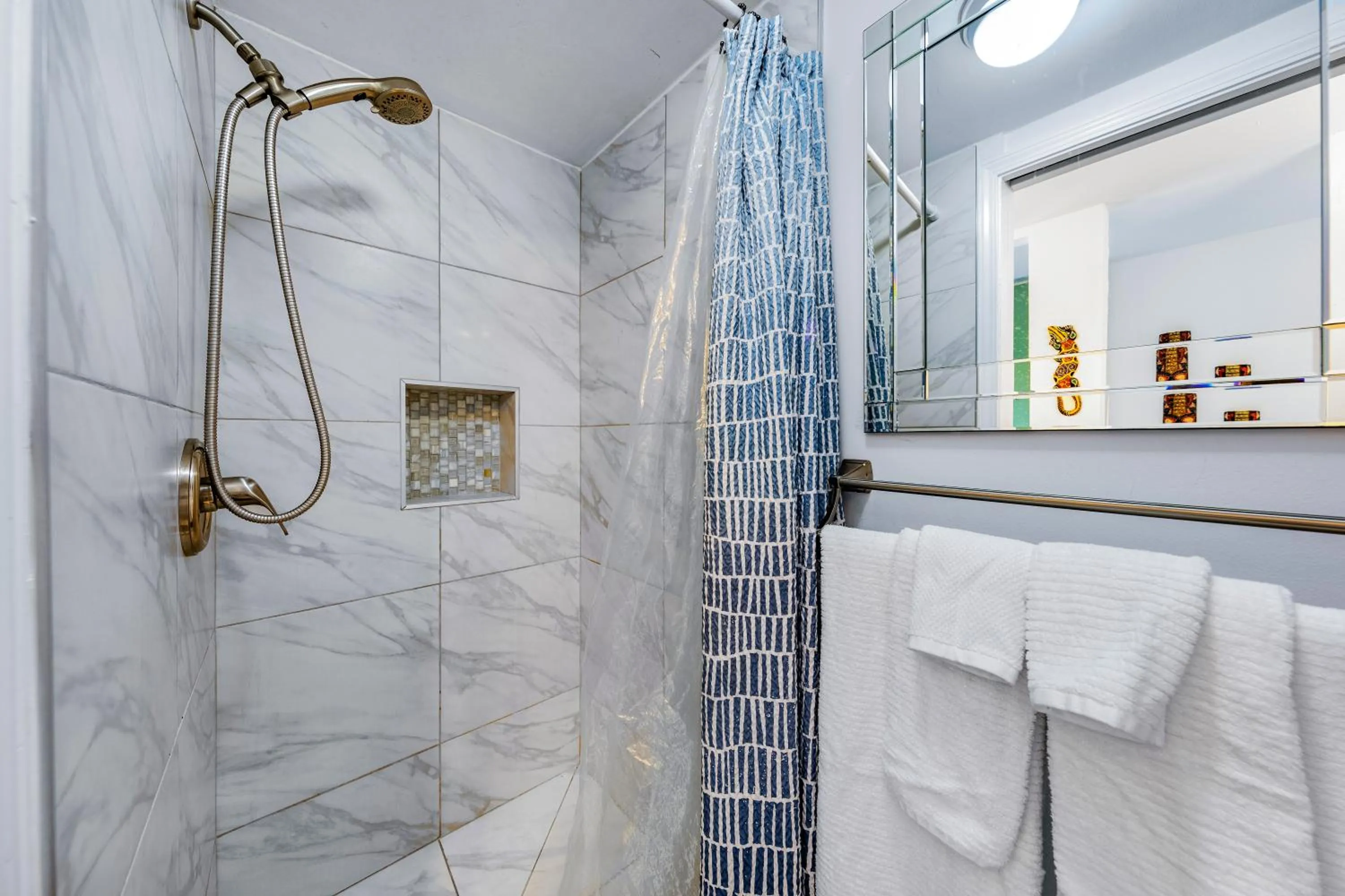 Shower in DOWNTOWN Hawaiian Theme Condo with Hot Tub, Pool & Beach - Kona Islander Inn