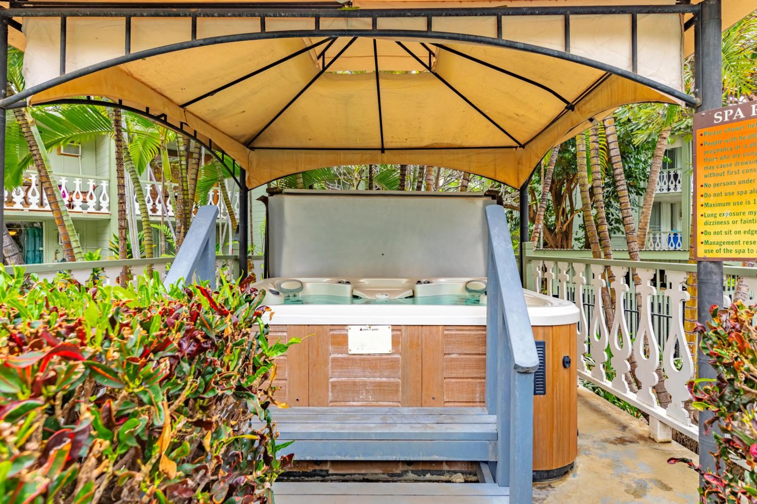 Day in DOWNTOWN Hawaiian Theme Condo with Hot Tub, Pool & Beach - Kona Islander Inn