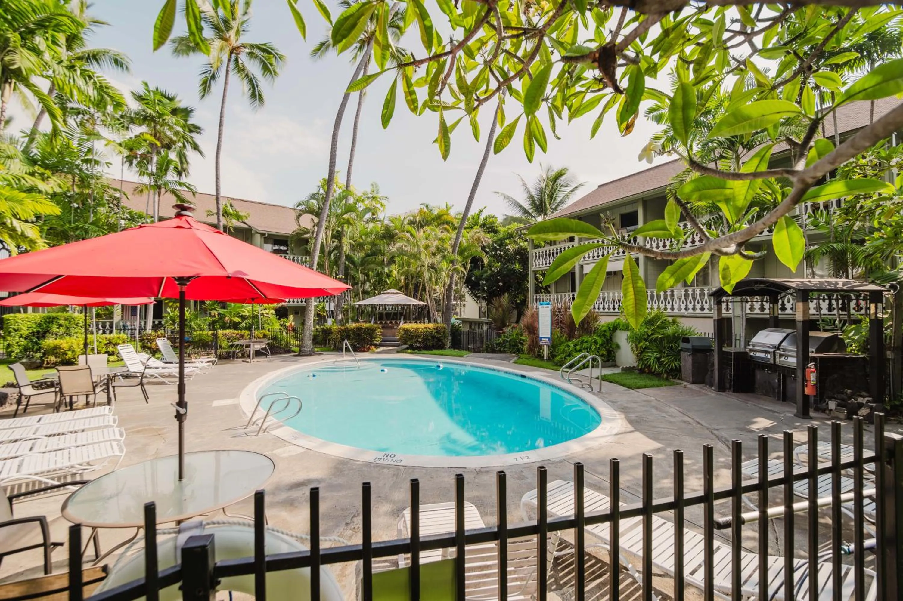 BBQ facilities in DOWNTOWN Hawaiian Theme Condo with Hot Tub, Pool & Beach - Kona Islander Inn